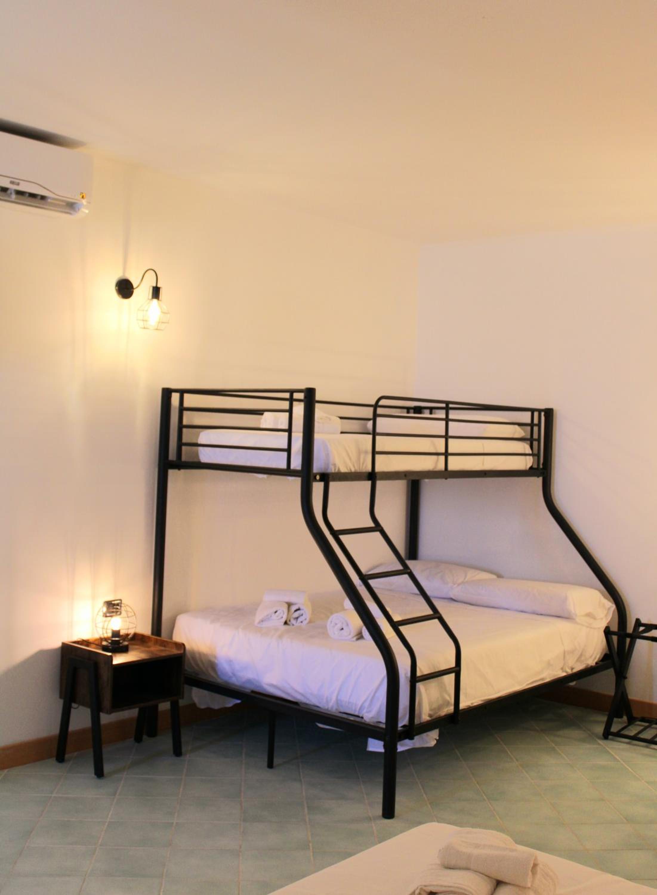 Quadruple Room with Sea View - Photo 11