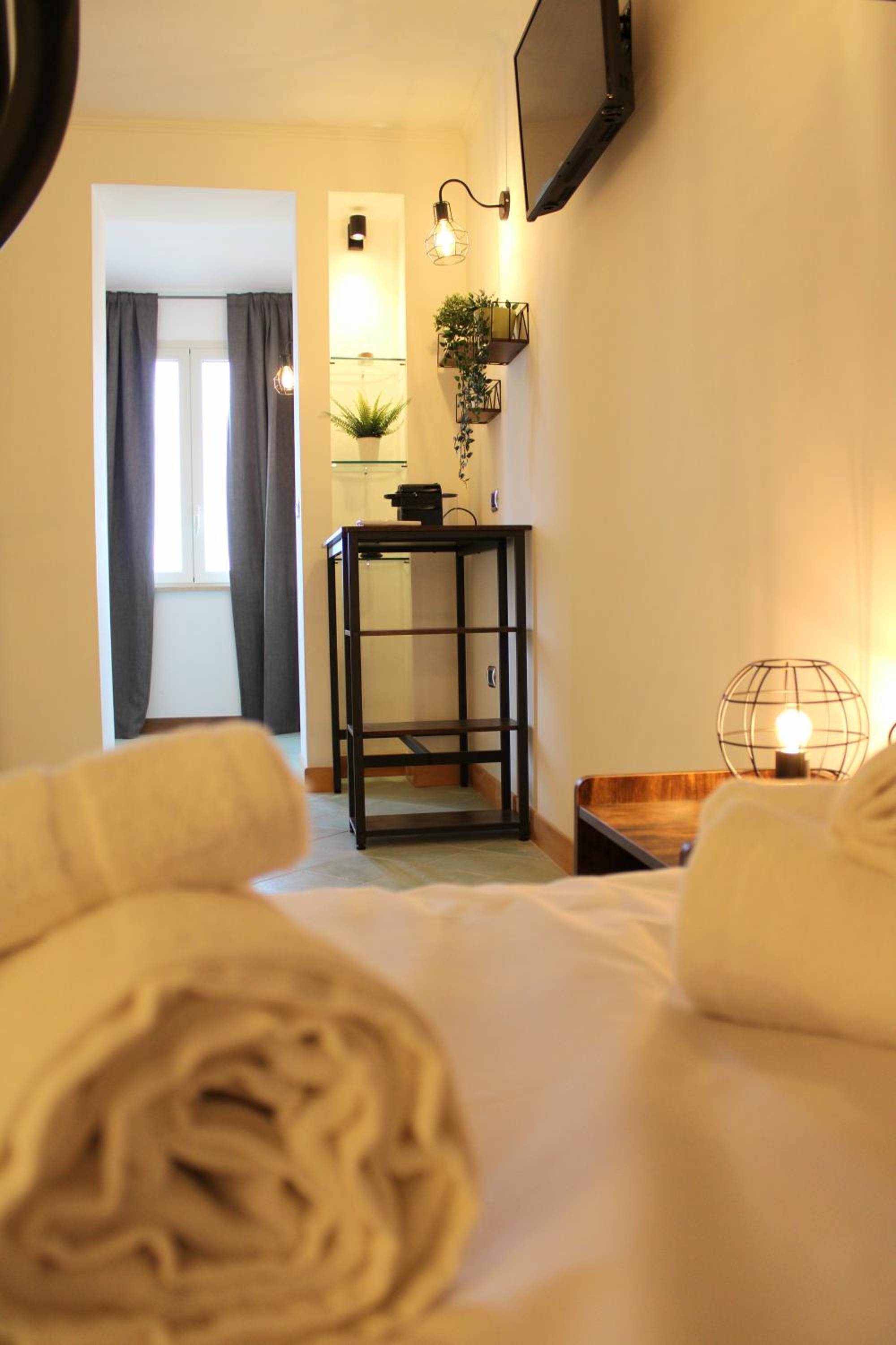 Quadruple Room with Sea View - Photo 12