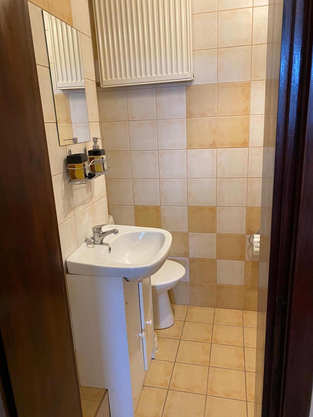 Double Room with Private Bathroom - Photo 2