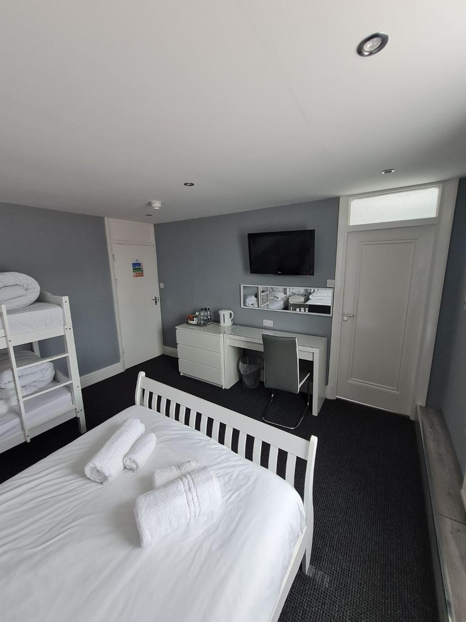 Quadruple Room - Photo 7