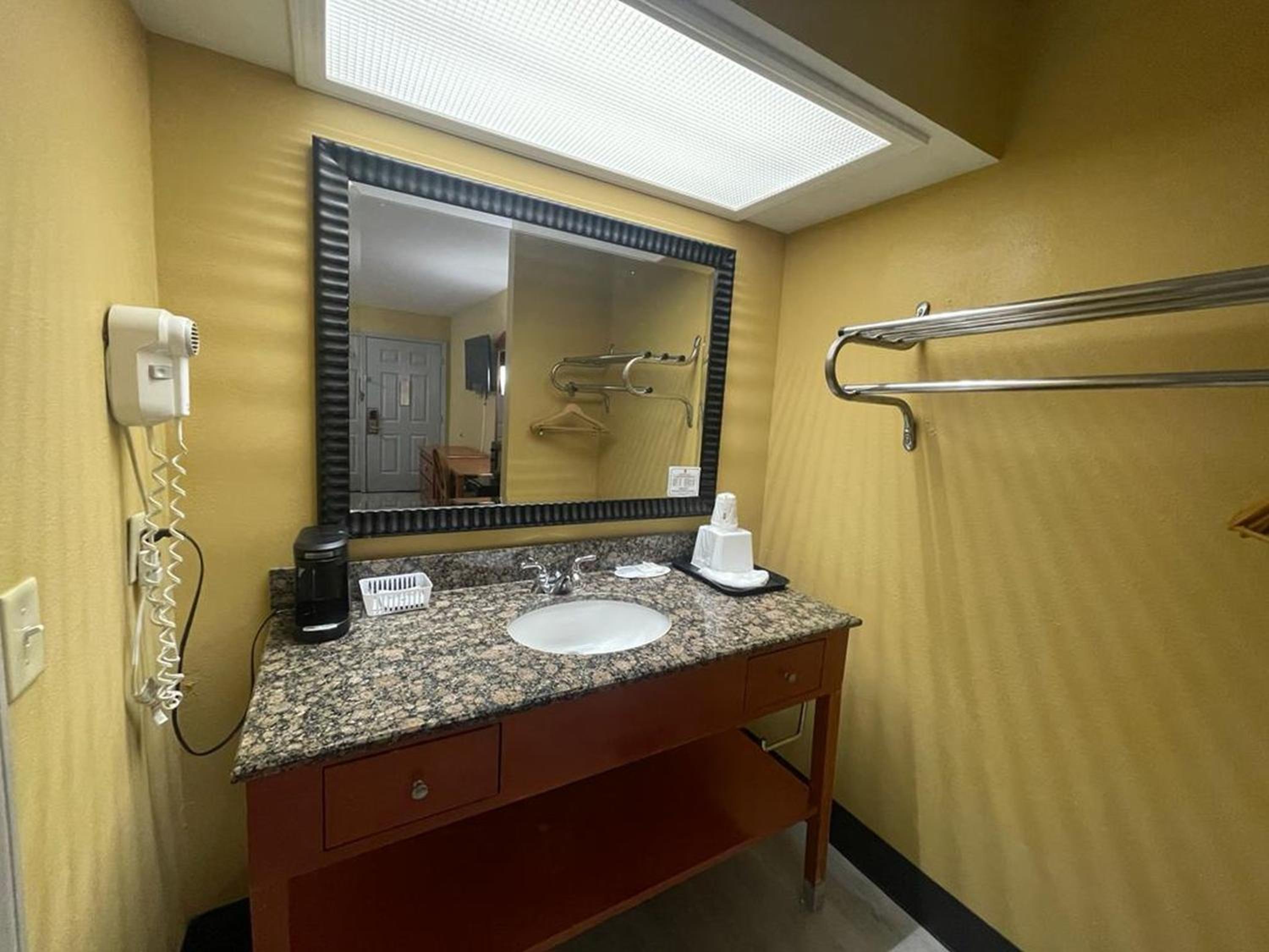 King Room - Mobility Access/Non-Smoking - Photo 6