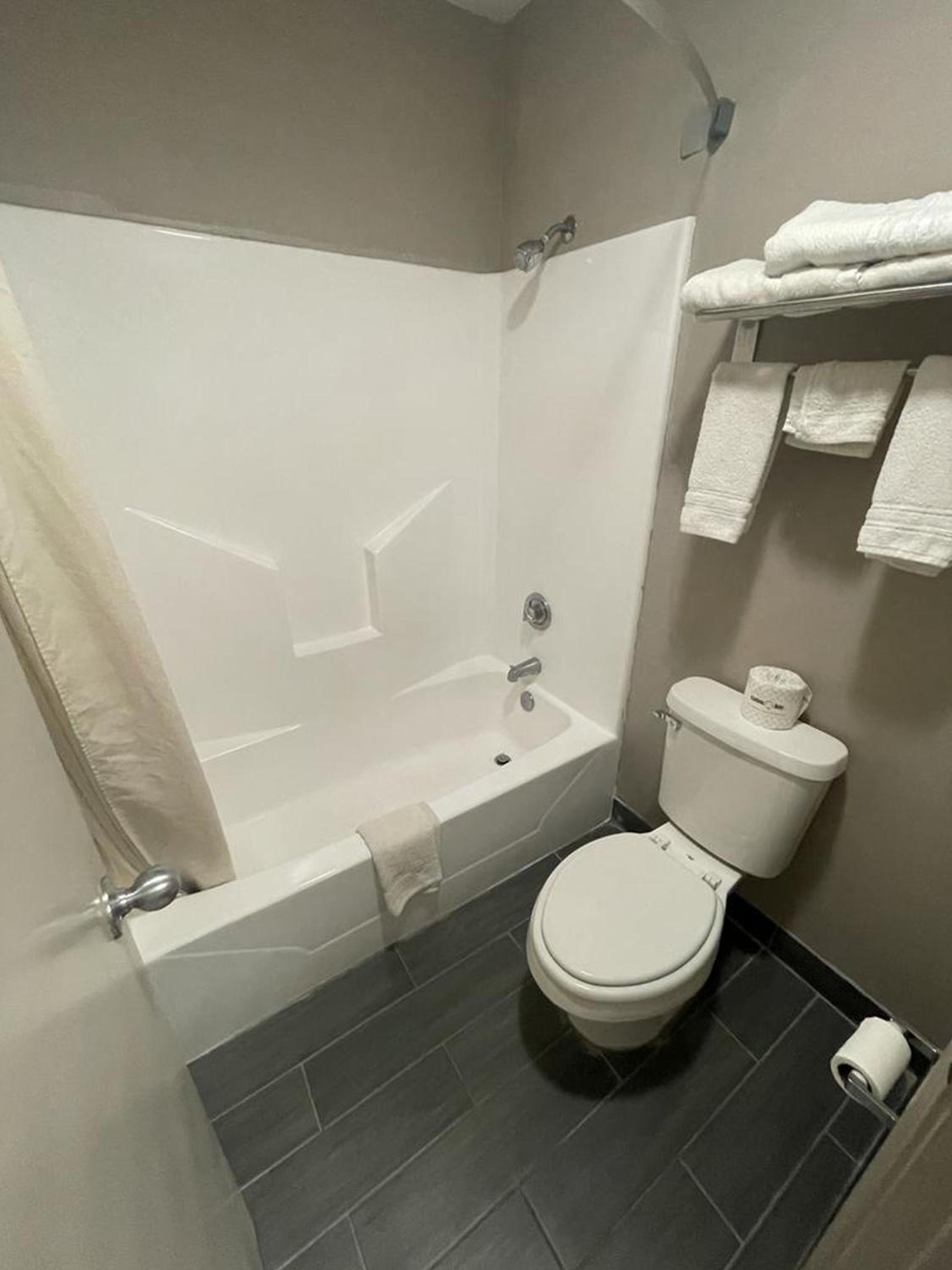 King Room - Mobility Access/Non-Smoking - Photo 7