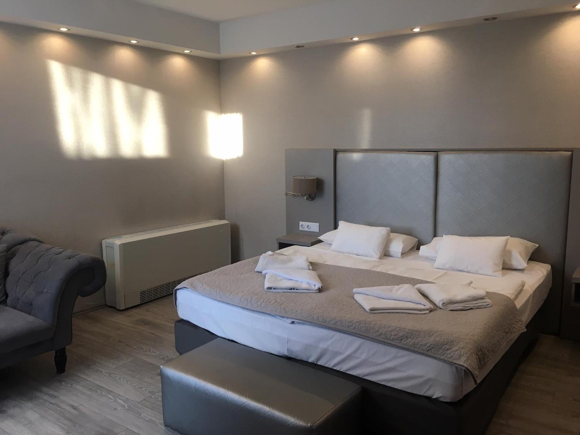 Superior Suite - Photo 11