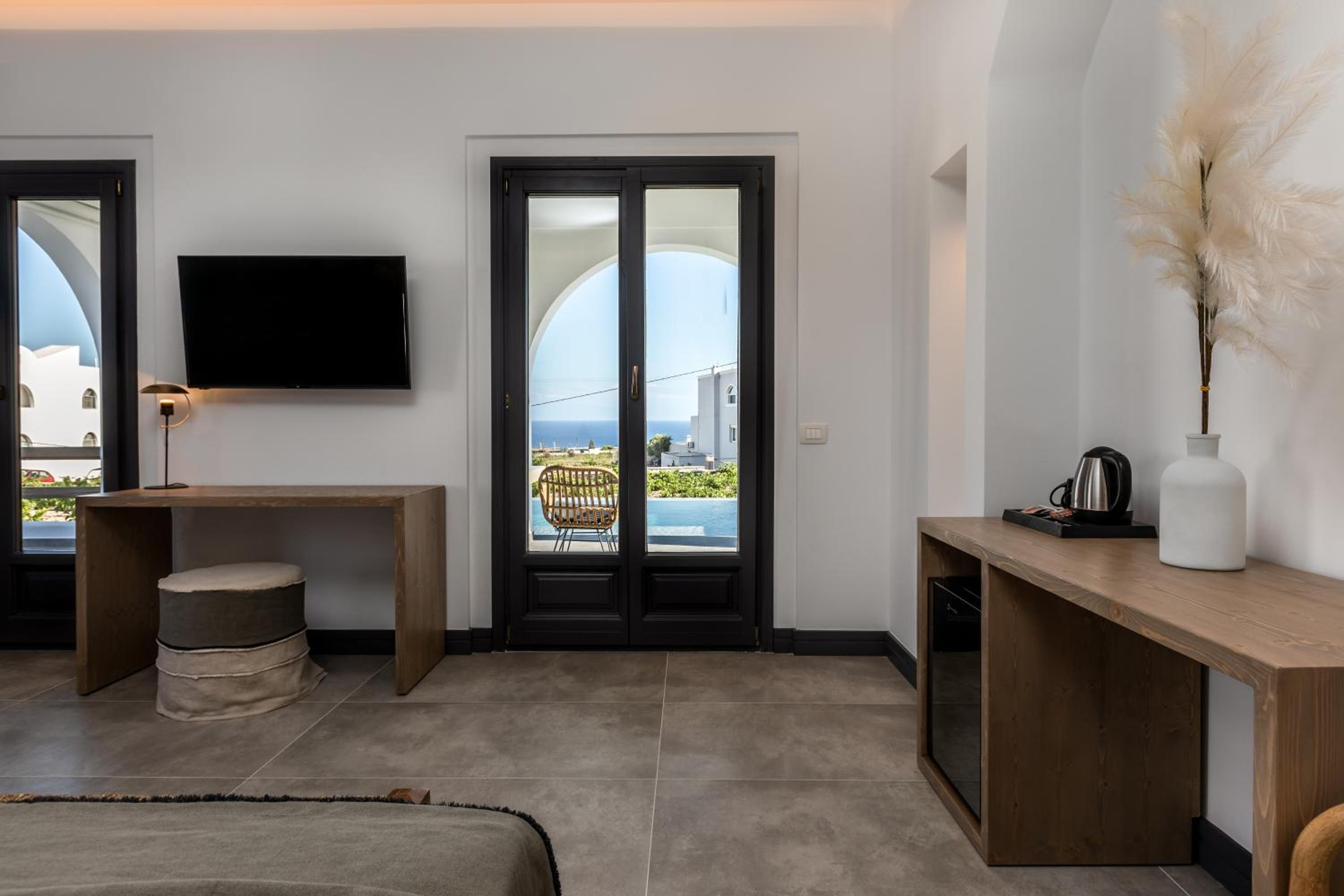 Honeymoon Suite with Private Pool & Jetted Tub - Photo 2