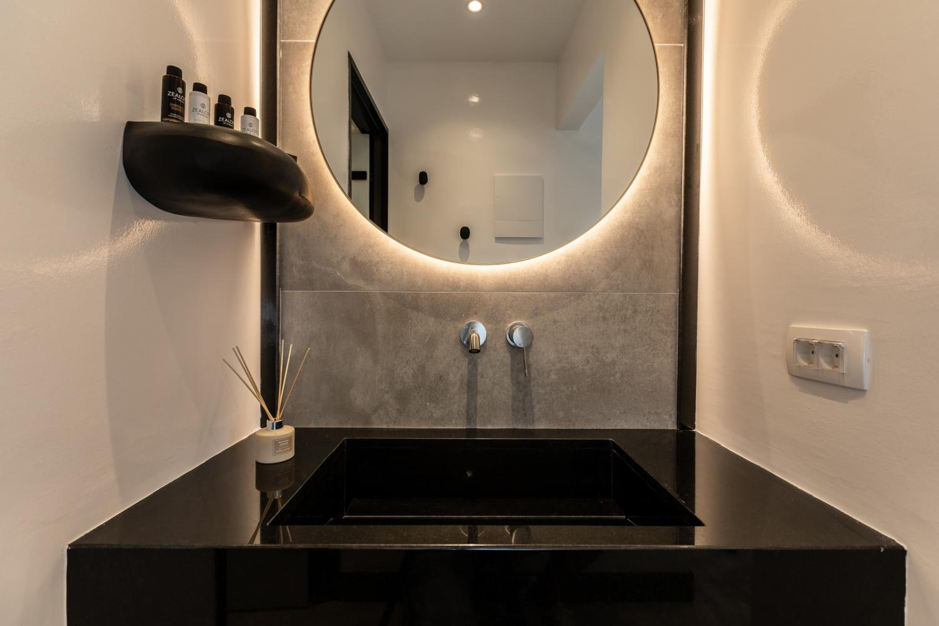 Honeymoon Suite with Private Pool & Jetted Tub - Photo 6