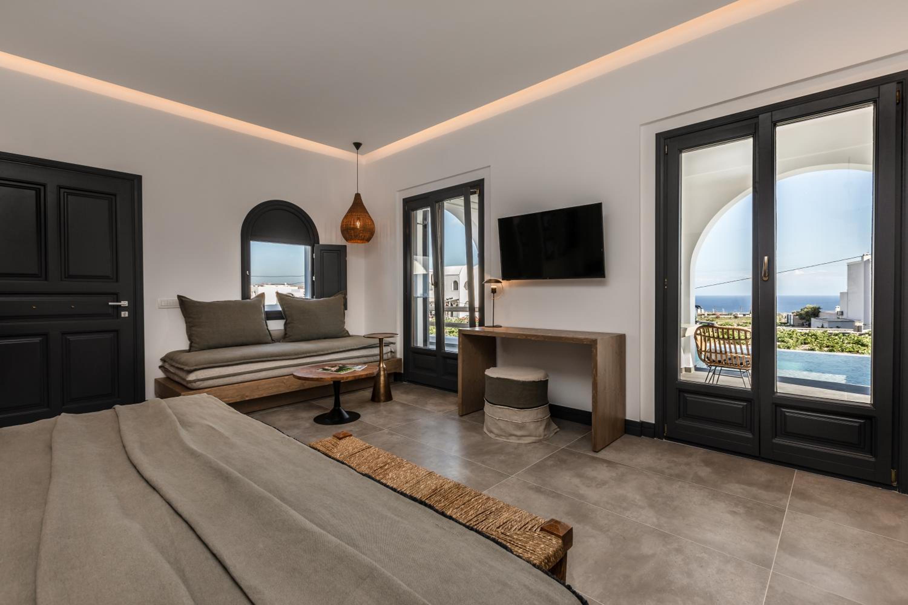 Honeymoon Suite with Private Pool & Jetted Tub - Photo 11