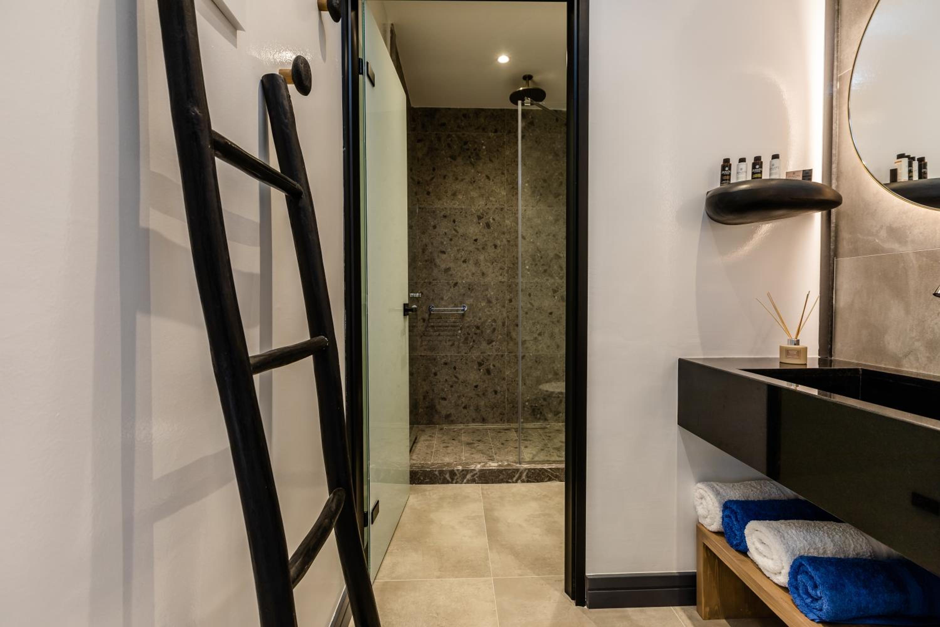 Honeymoon Suite with Private Pool & Jetted Tub - Photo 12