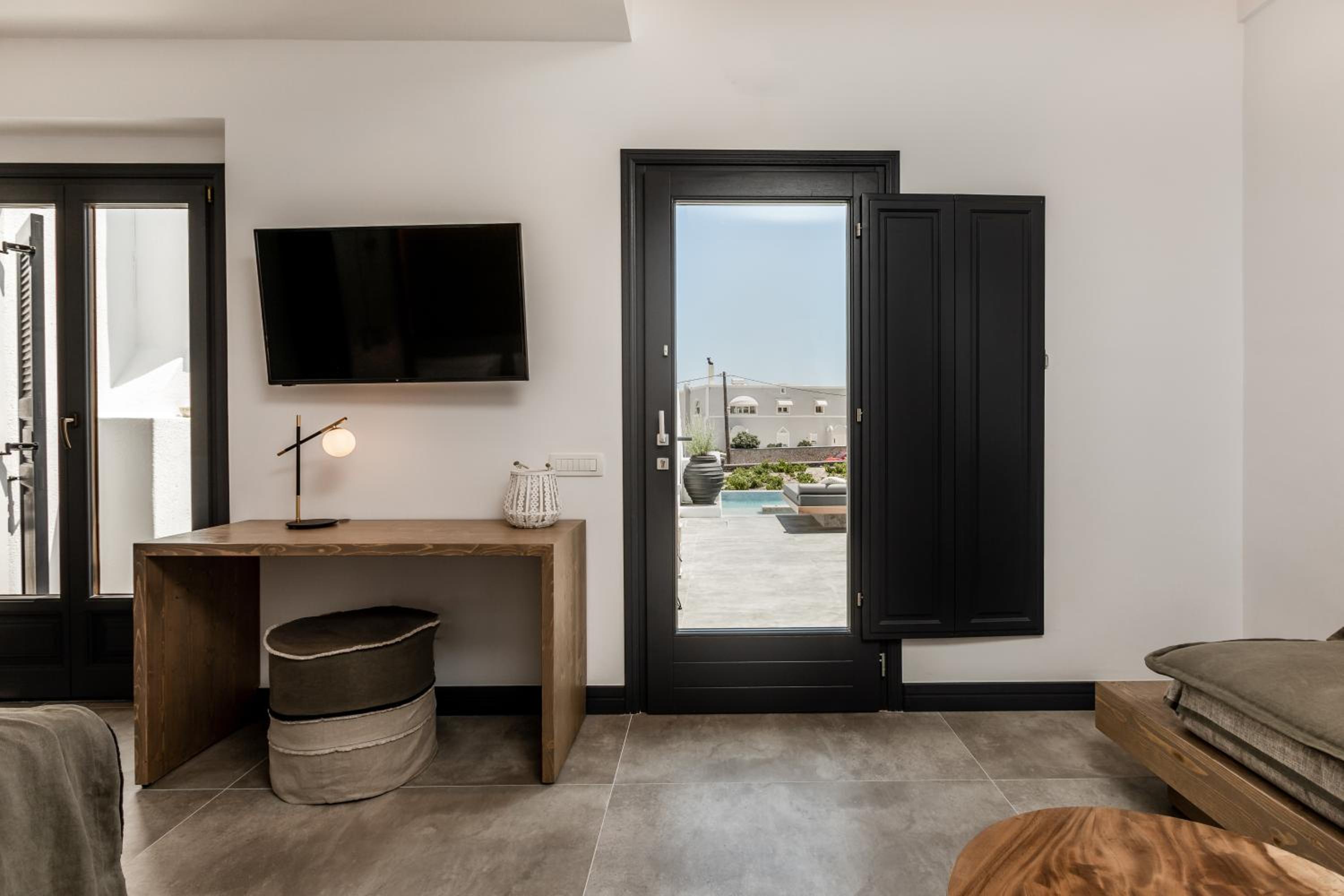 Junior Suite with Private Pool & Jetted Tub - Photo 17