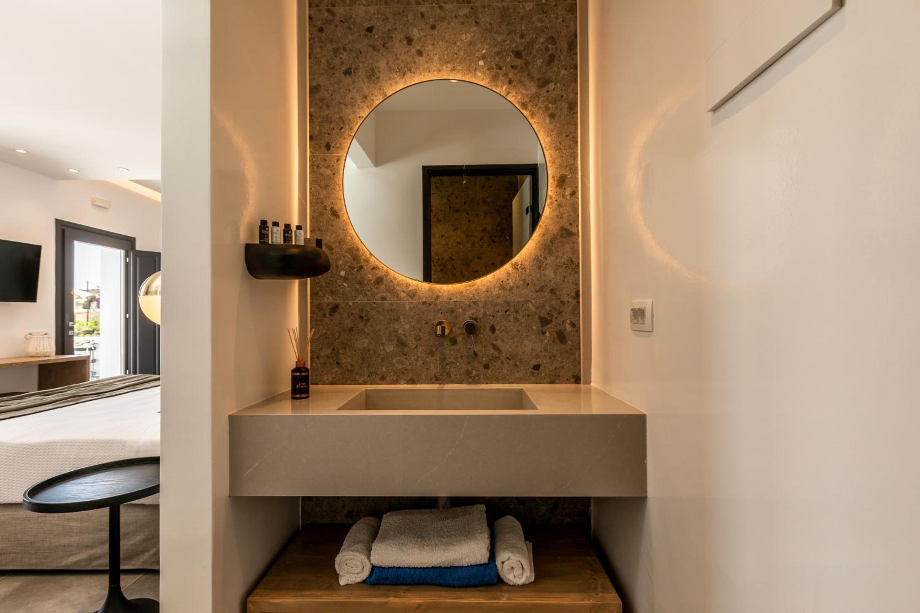 Junior Suite with Private Pool & Jetted Tub - Photo 9