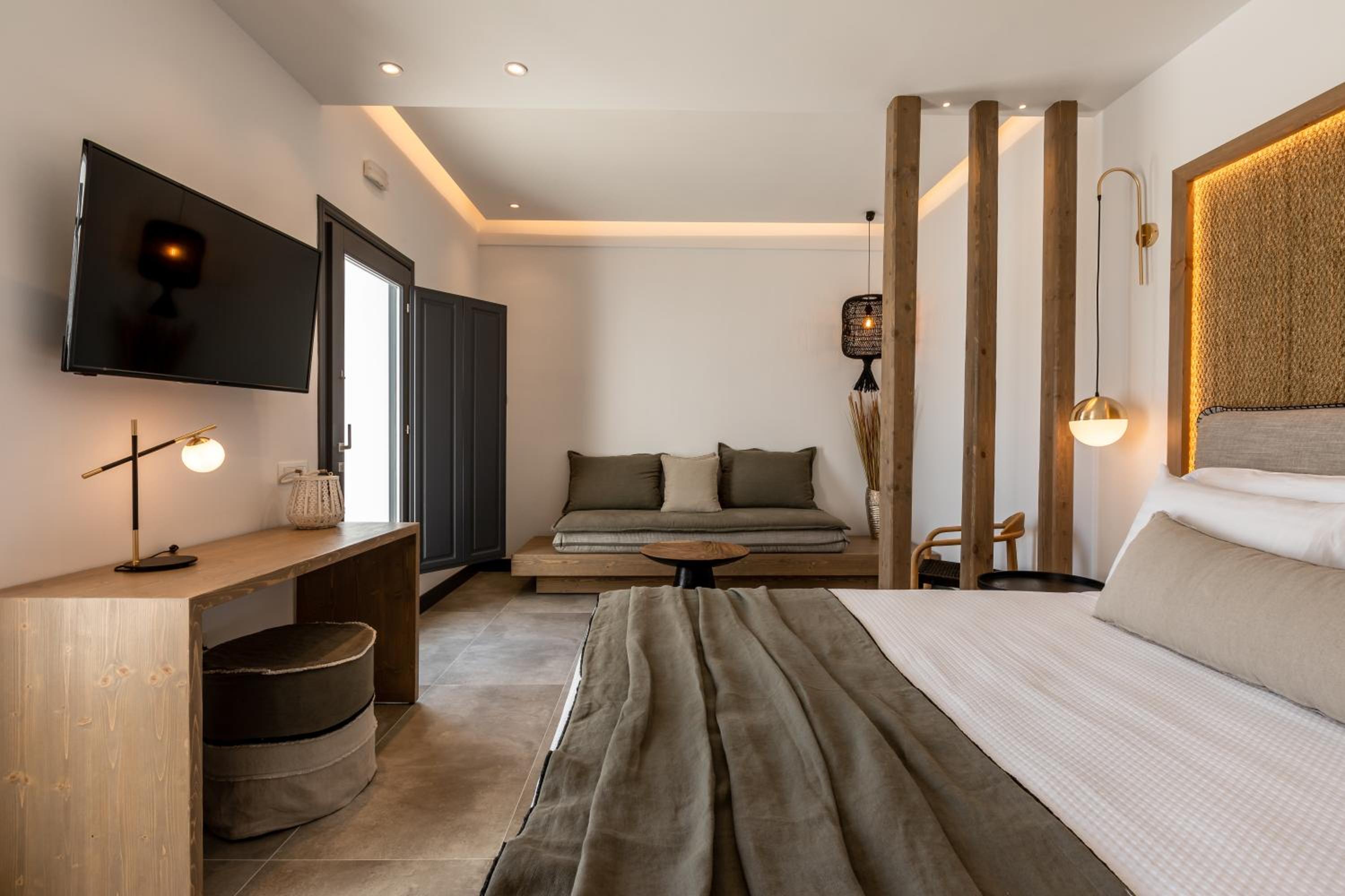 Junior Suite with Private Pool & Jetted Tub - Photo 8