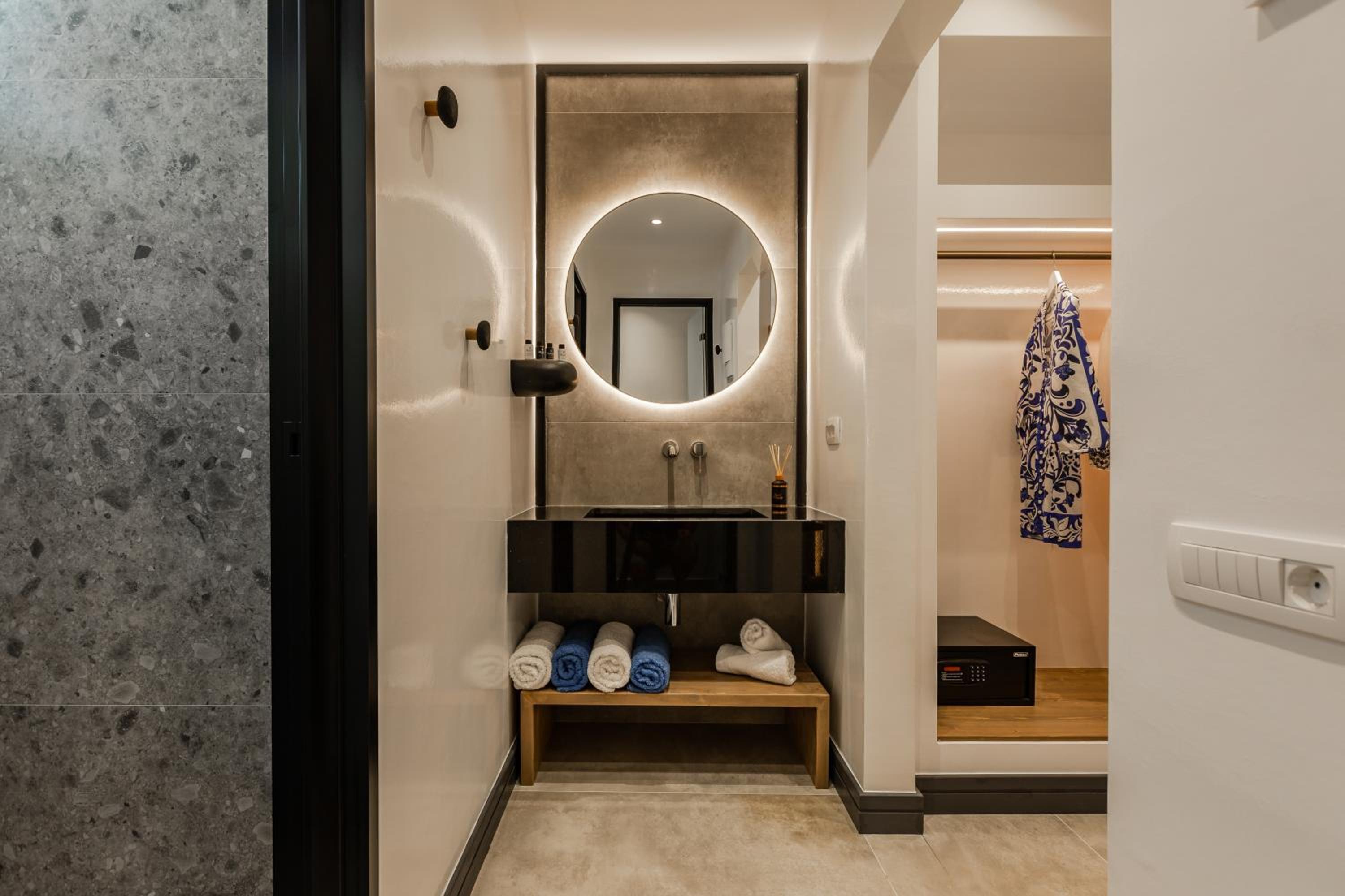 Junior Suite with Private Pool & Jetted Tub - Photo 30