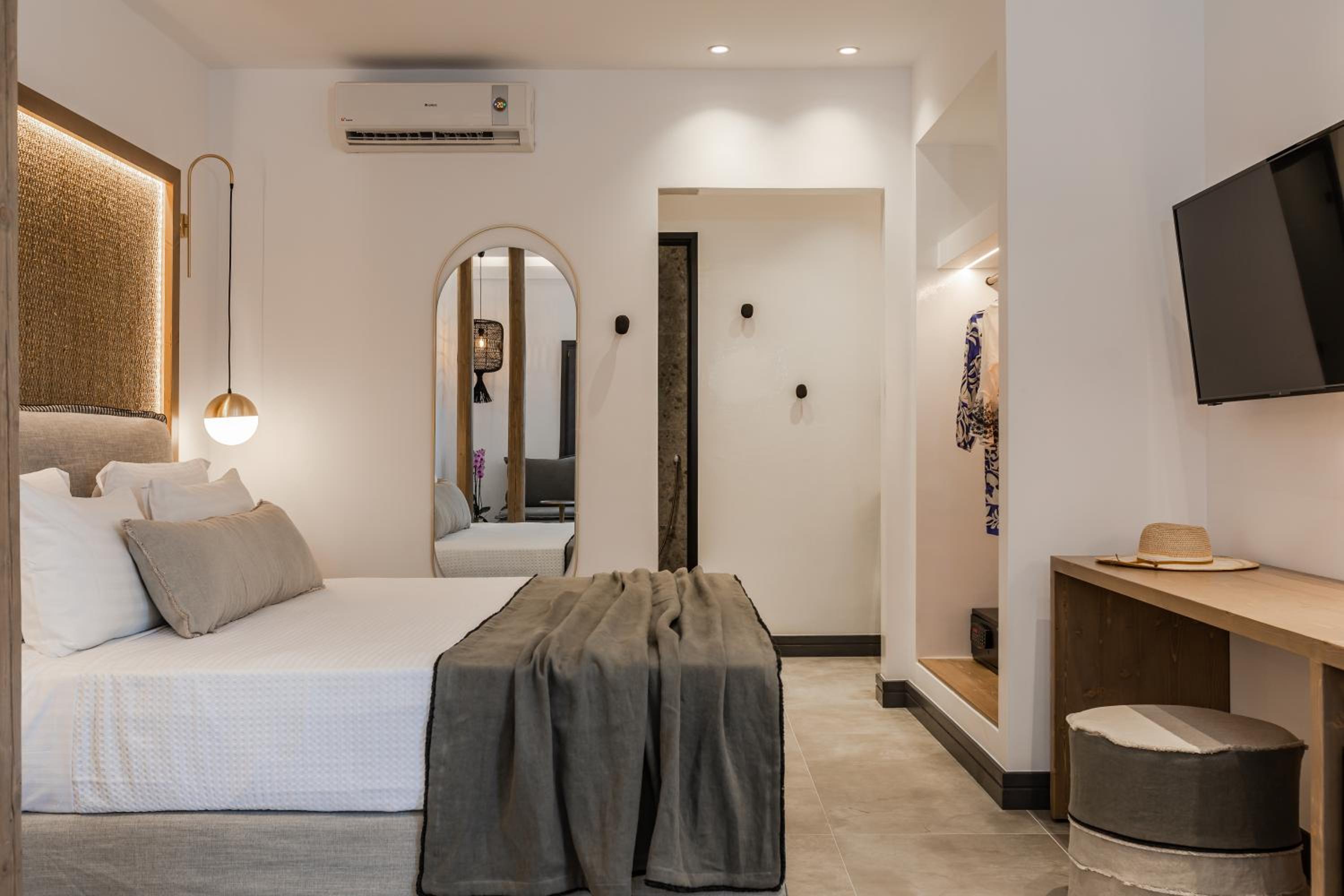 Junior Suite with Private Pool & Jetted Tub - Photo 29