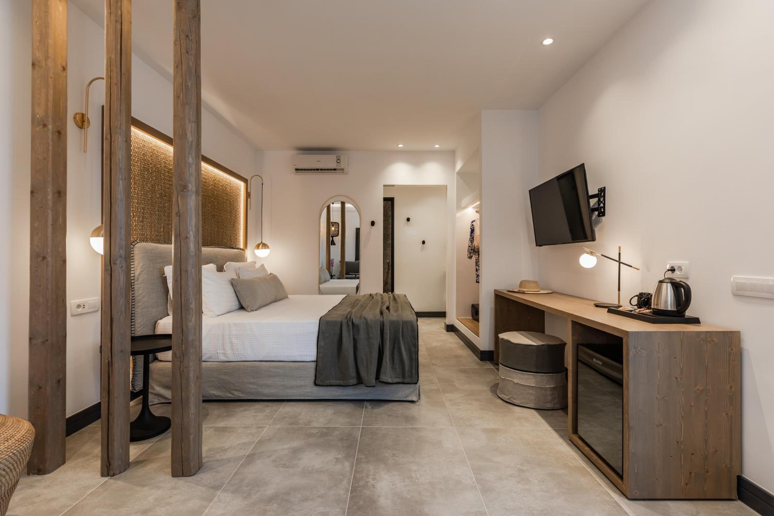 Junior Suite with Private Pool & Jetted Tub - Photo 28