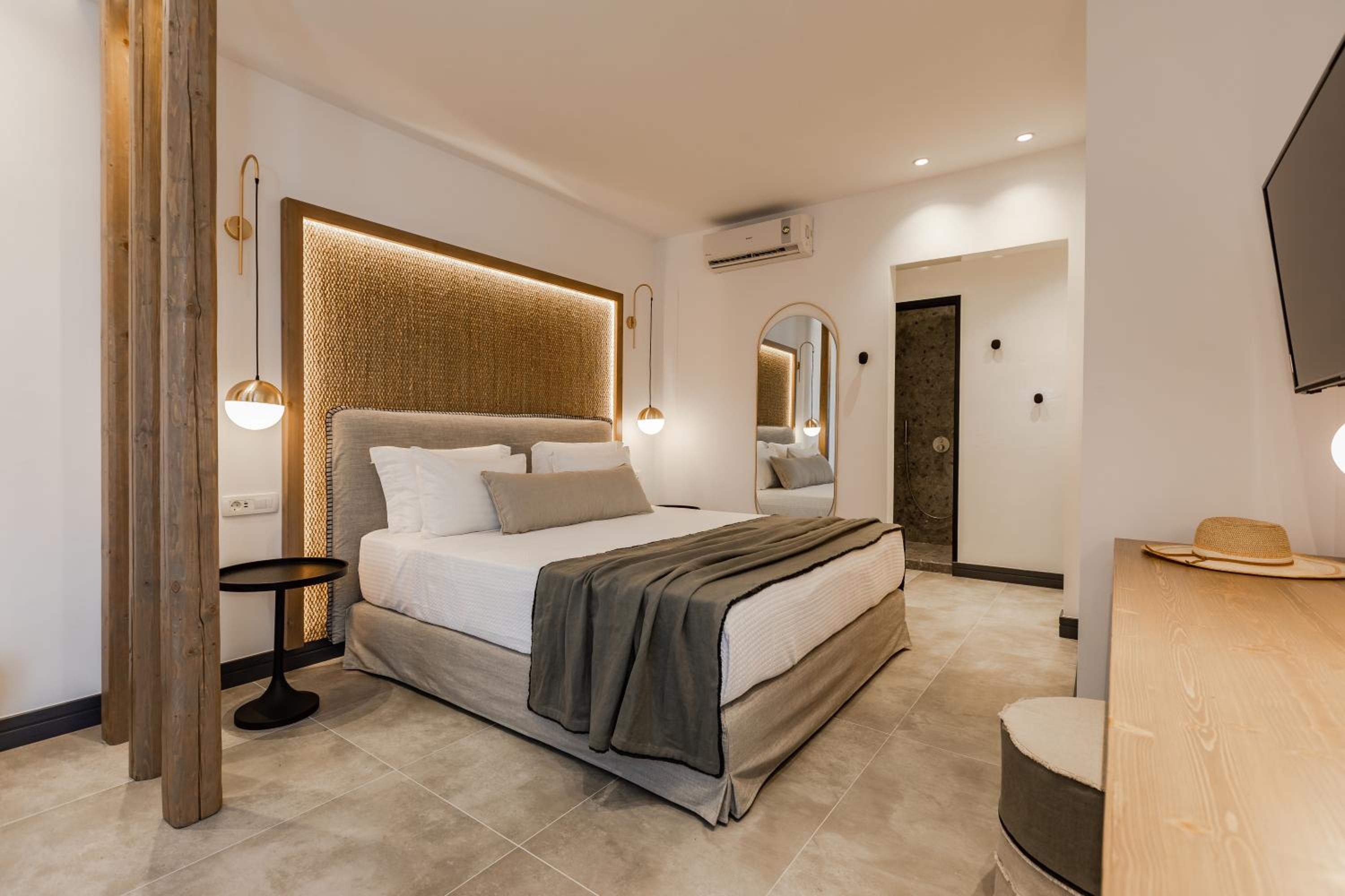 Junior Suite with Private Pool & Jetted Tub - Photo 21