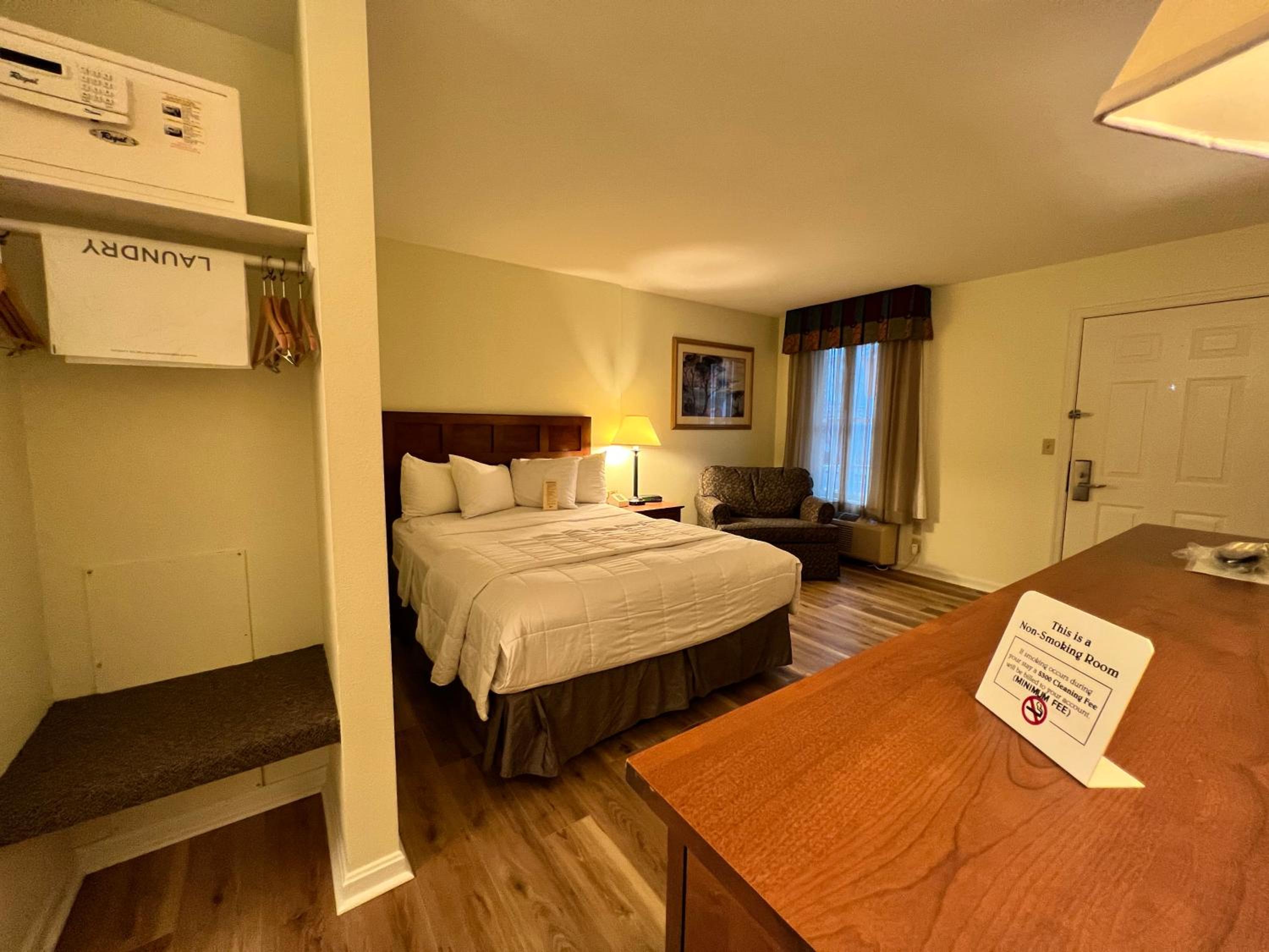 Queen Room with Balcony- No pets allowed - Photo 1