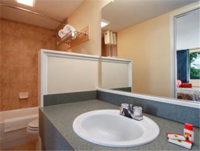 Double Room With Two Double Beds - Non-Smoking photo 2