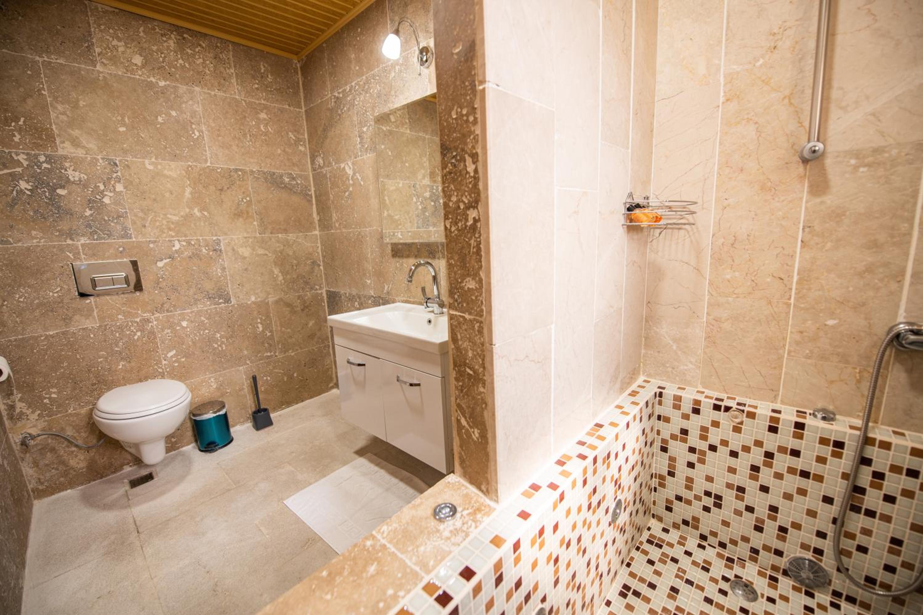 Standard Double Room - Photo 13
