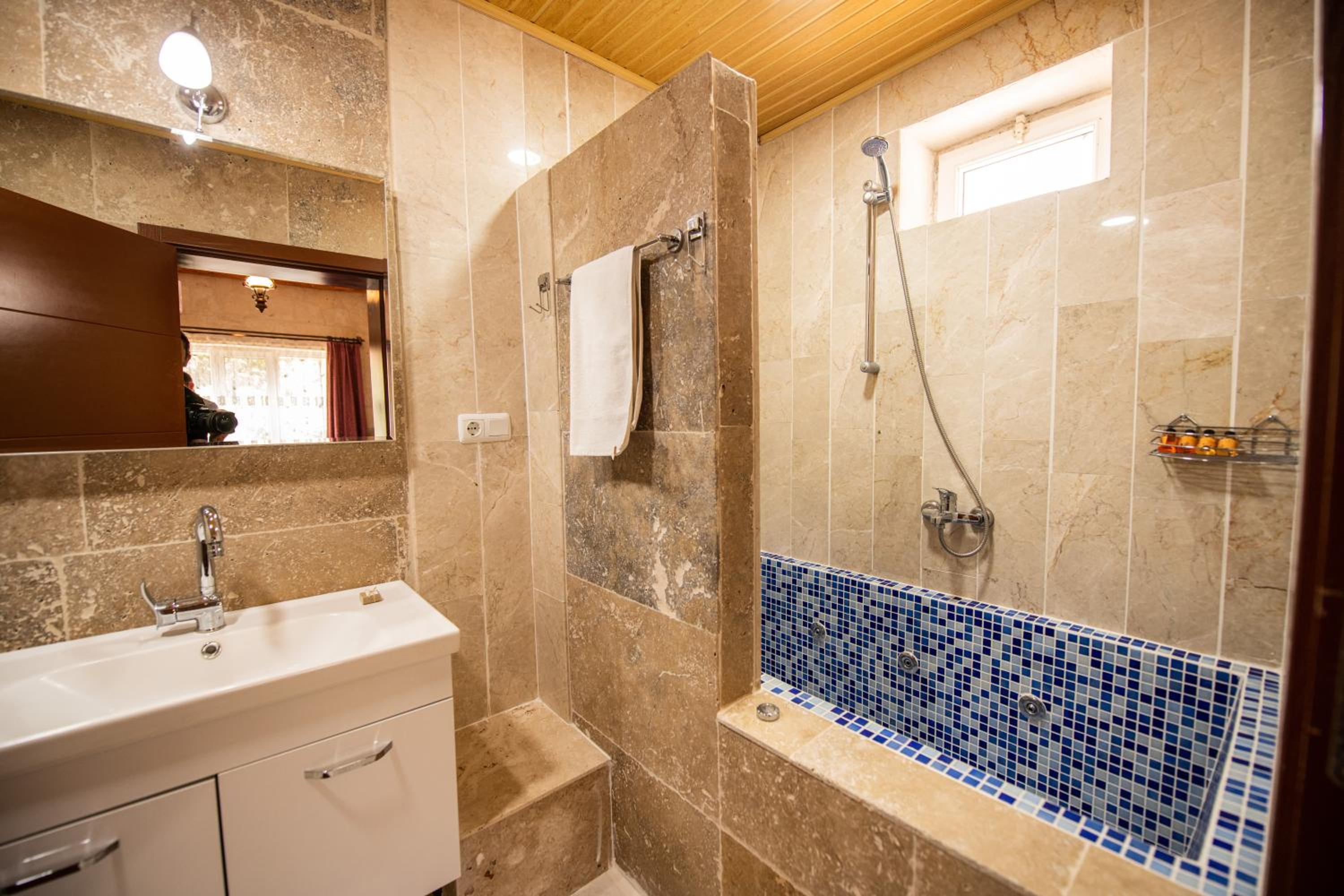 Standard Double Room - Photo 11