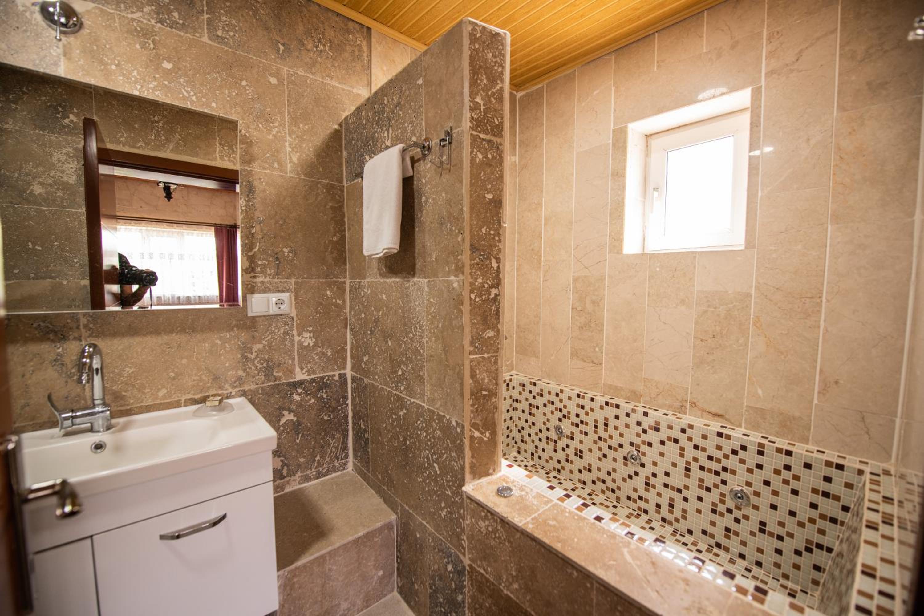 Standard Double Room - Photo 14