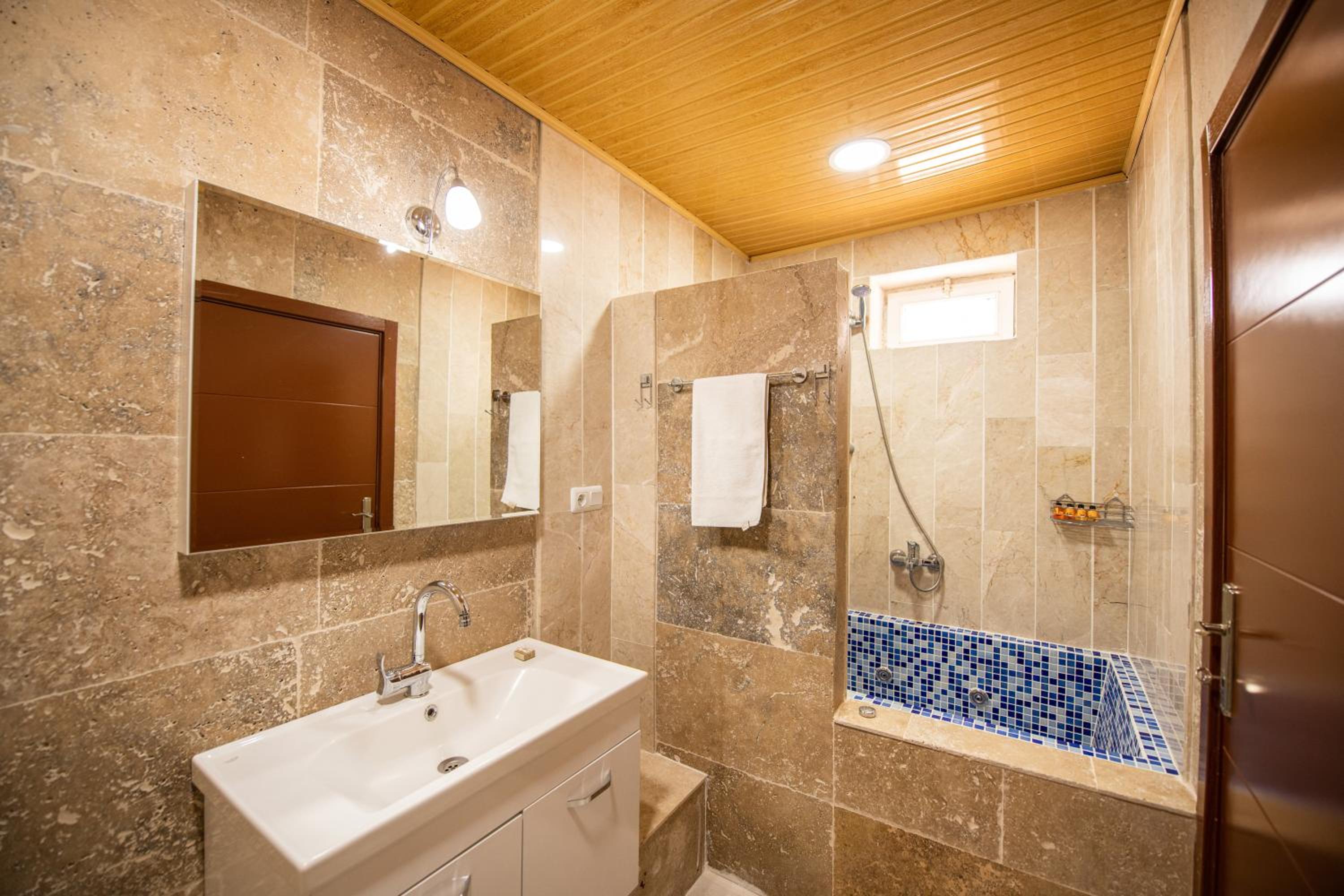 Standard Double Room - Photo 16