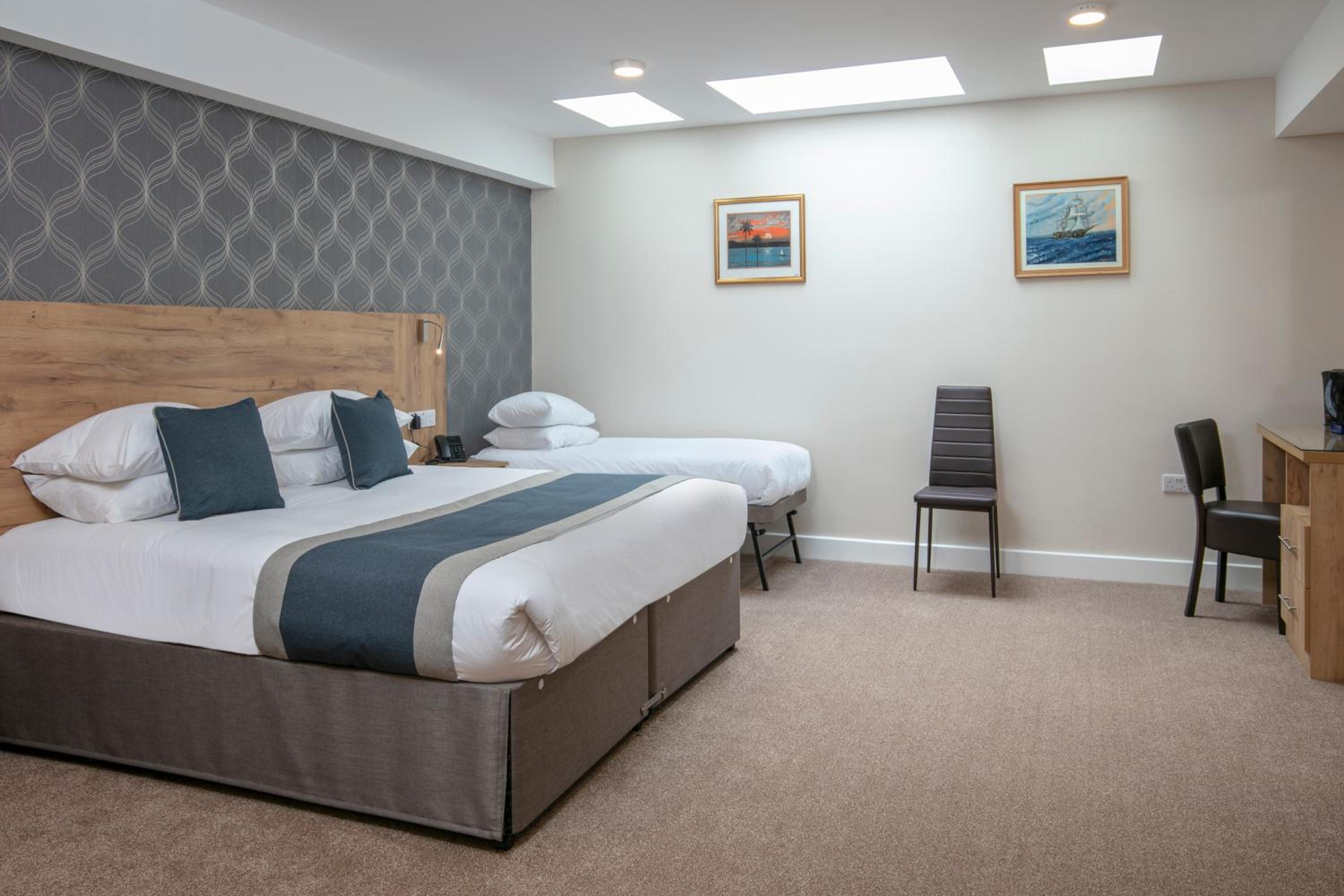 King and Two Single Beds Room with Walk-In Shower and Kitchenette - Disability Access/Non-Smoking photo 2