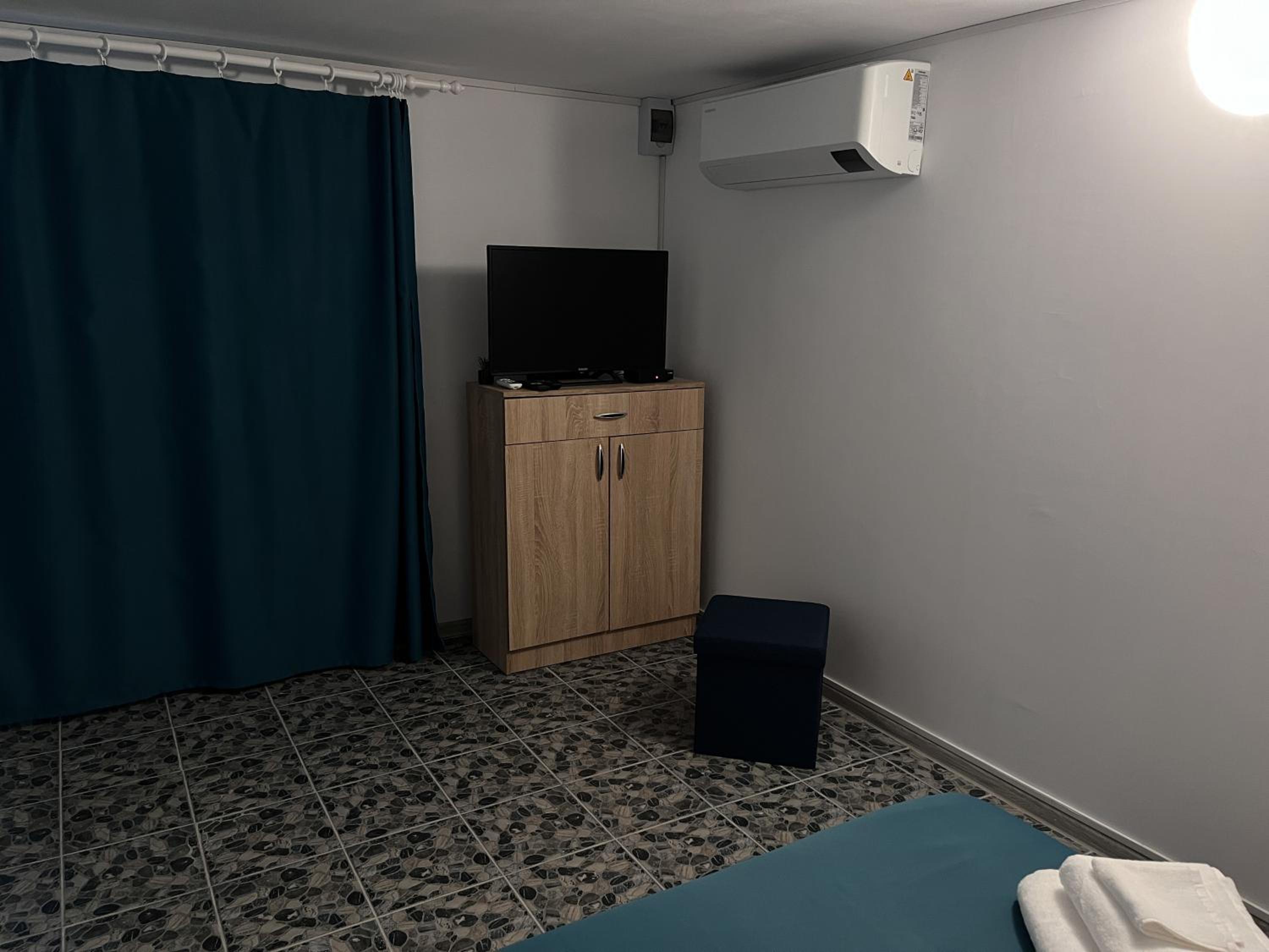 Double Room with Private Bathroom - Photo 13