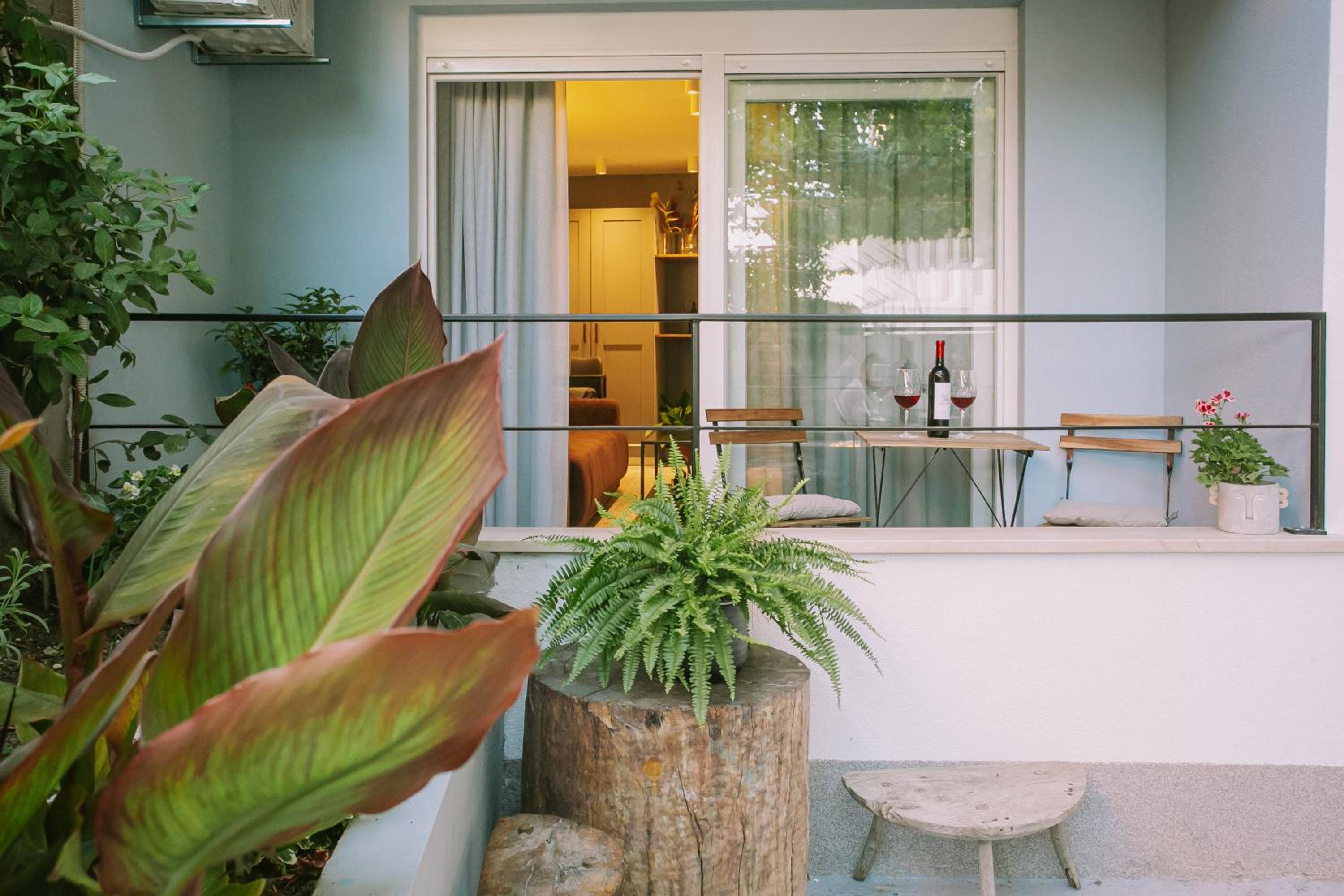 Studio with Balcony - Photo 8