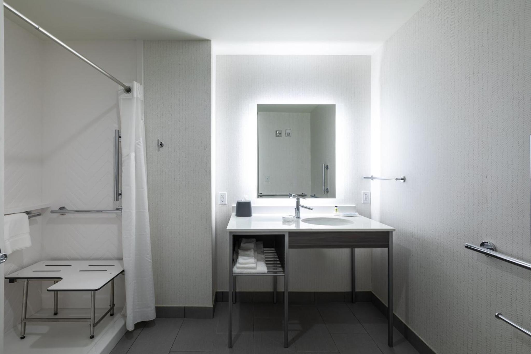 King Room with Mobility Accessible Shower - Non-Smoking - Photo 7