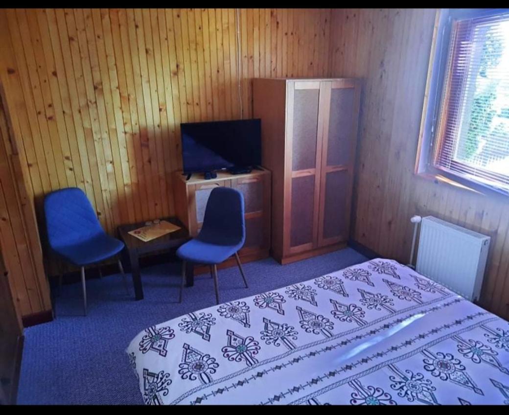 Double Room with Private Bathroom - Photo 2