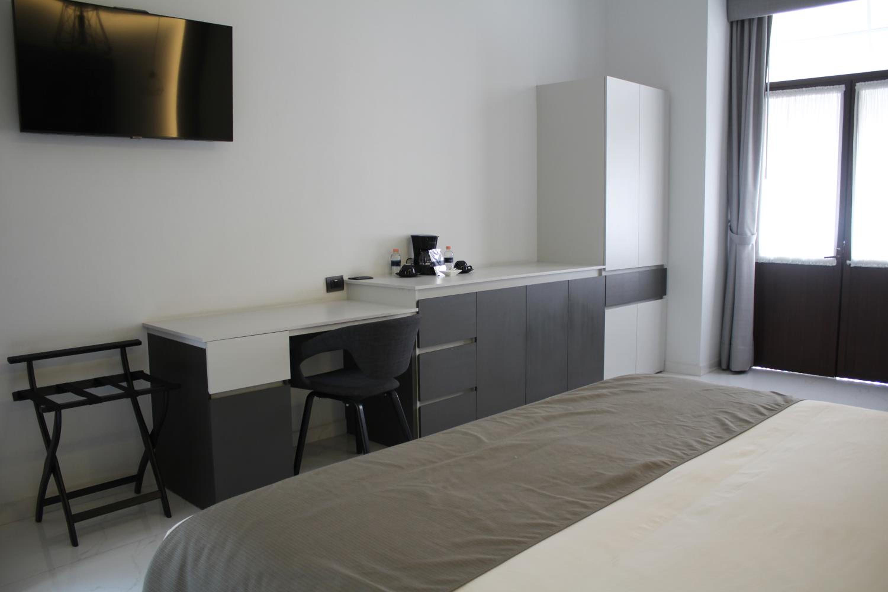 Suite with Balcony - Photo 6