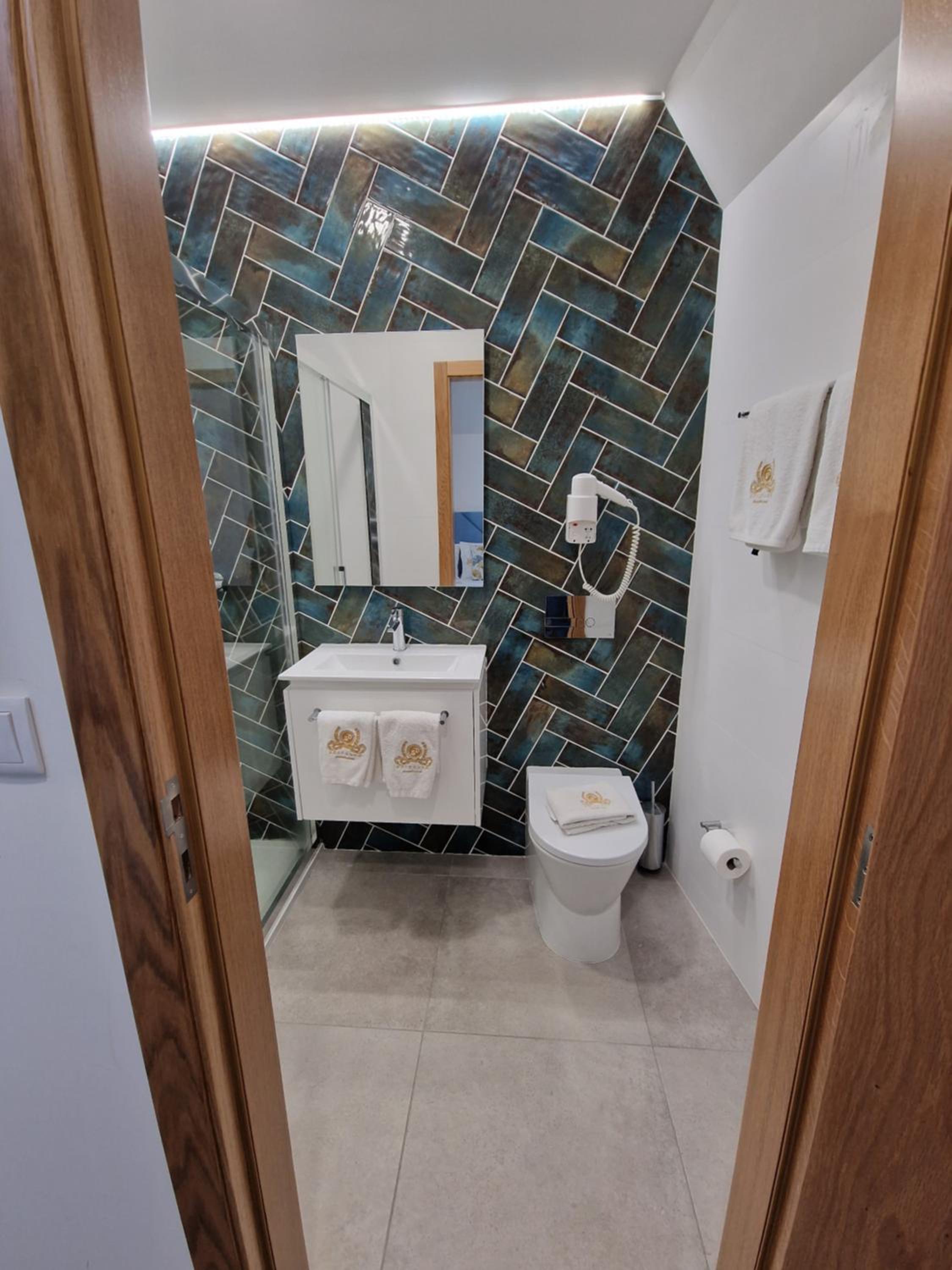 Double Room with Private Bathroom - Photo 2