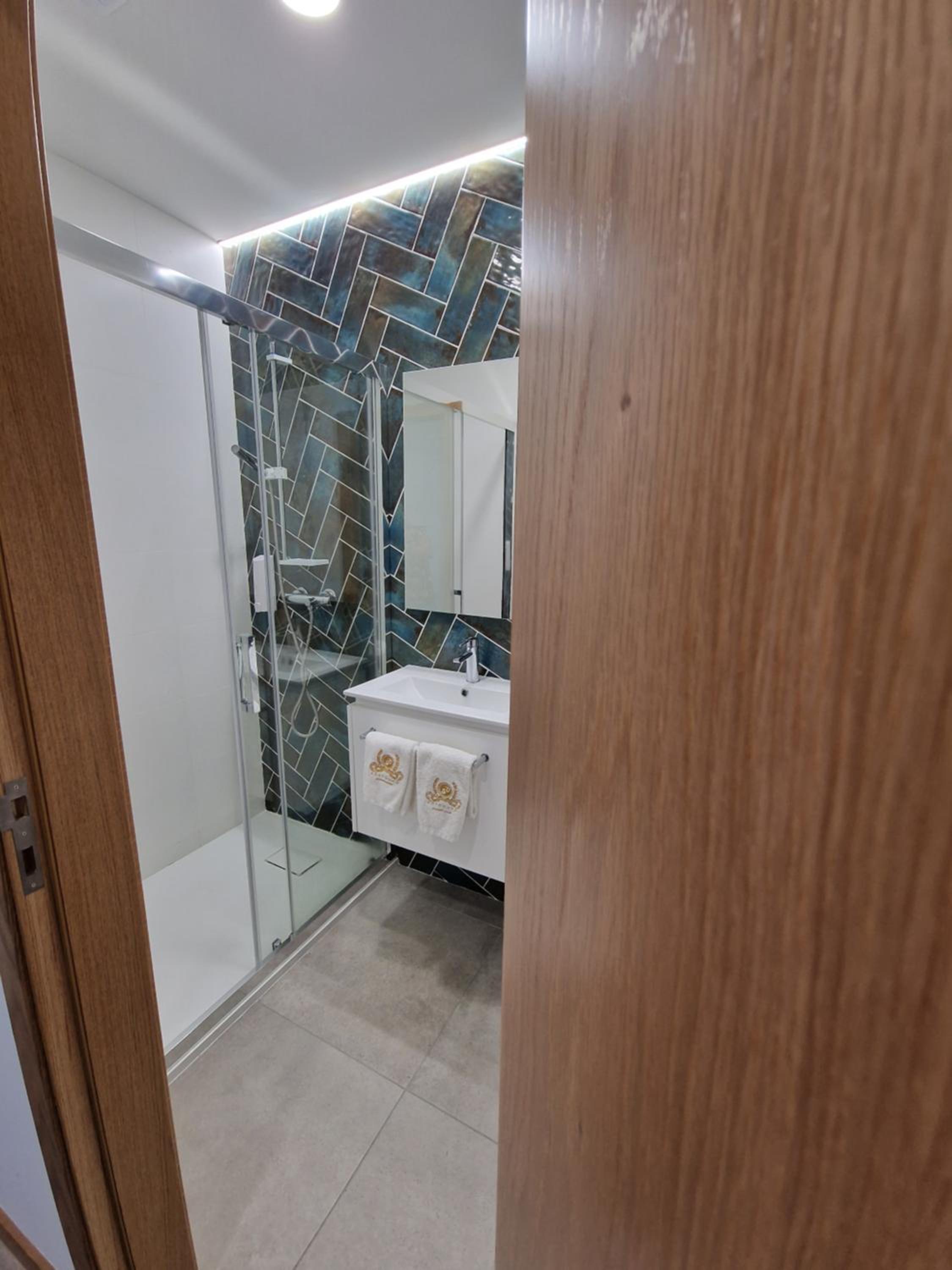 Double Room with Private Bathroom - Photo 3