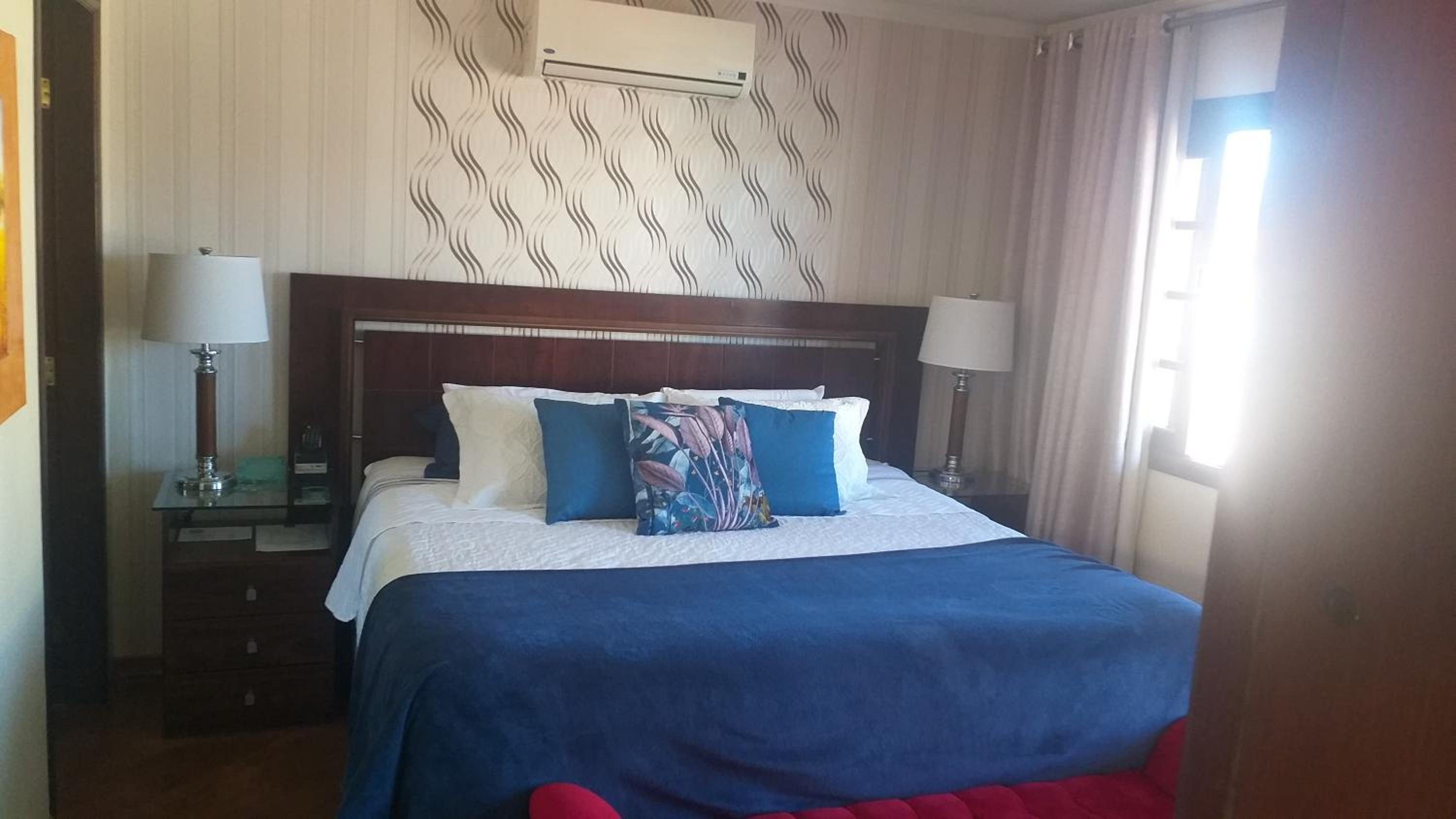 King Suite with Spa Bath - Photo 32
