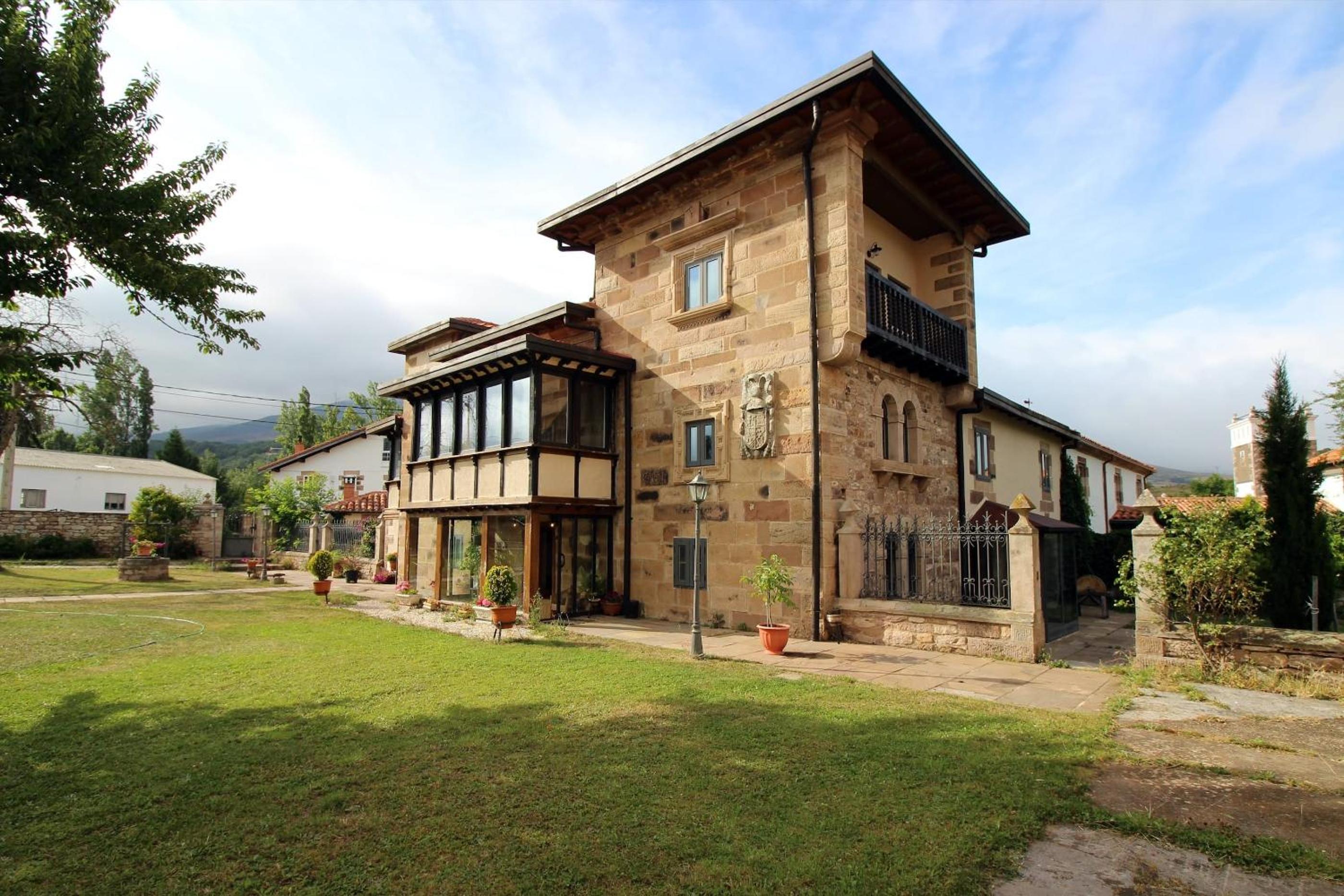 Ten-Bedroom House photo 3