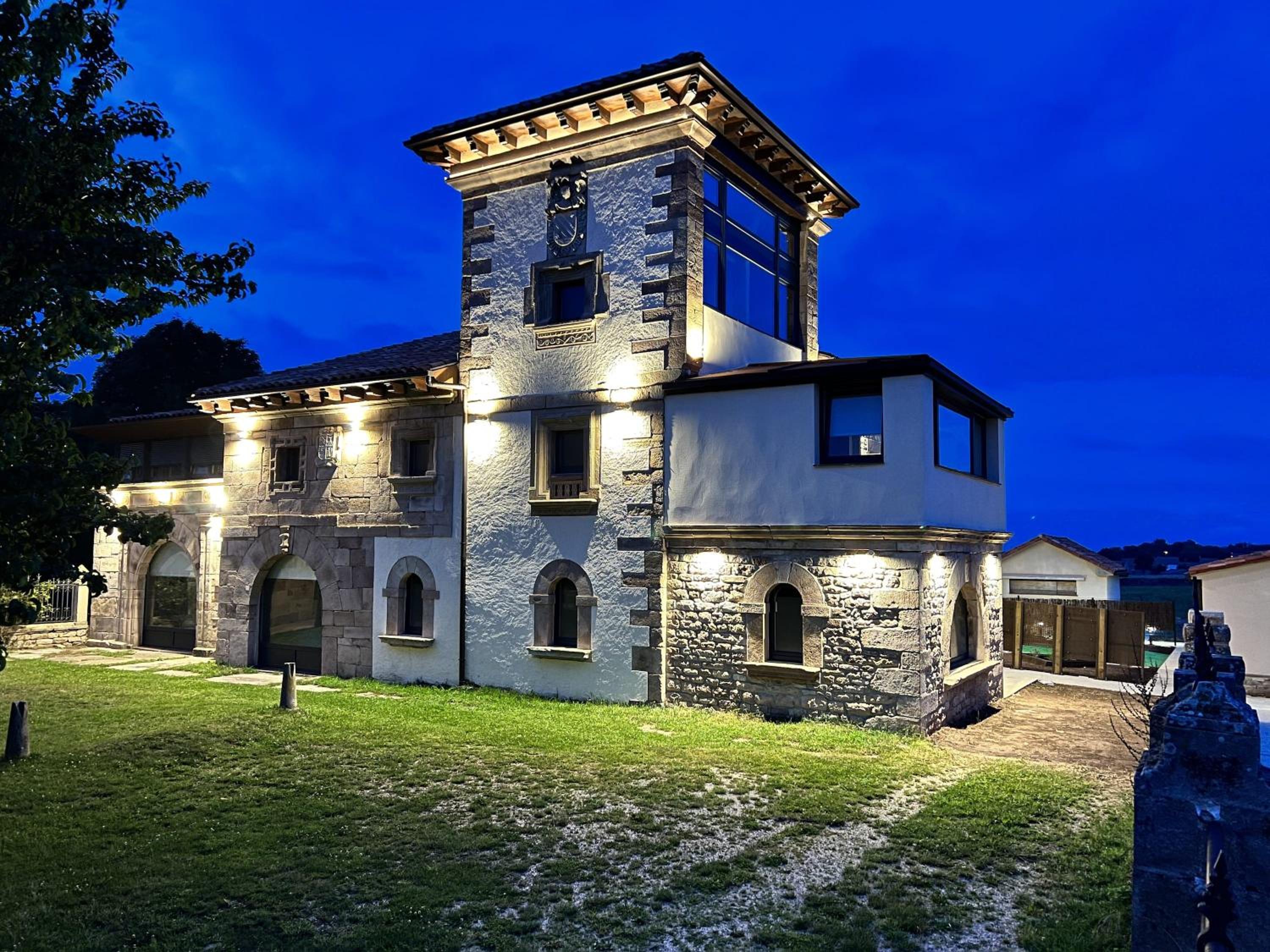Seven-Bedroom House photo 2