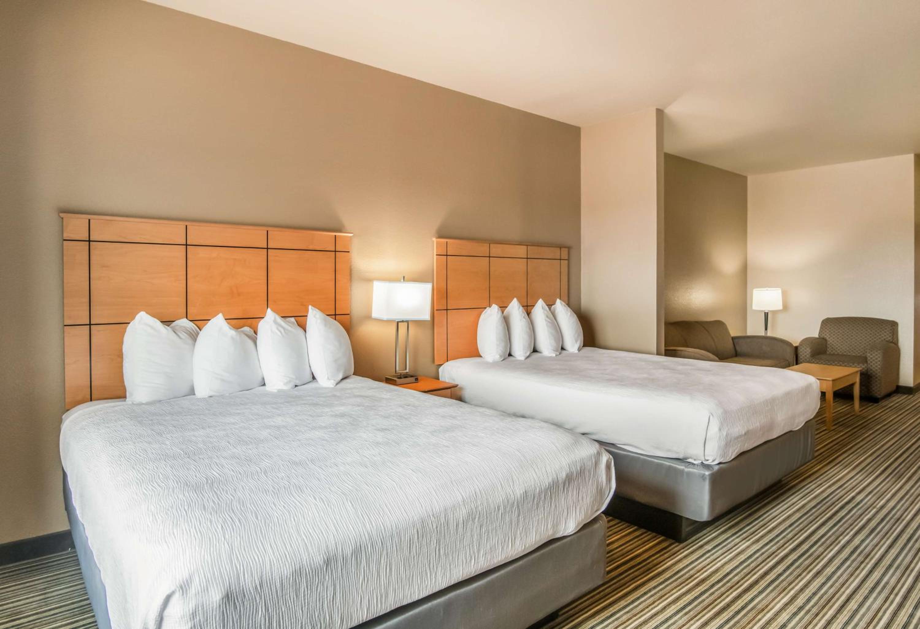 Large Suite with Two Queen Beds and Sofa Bed - Non-Smoking photo 1