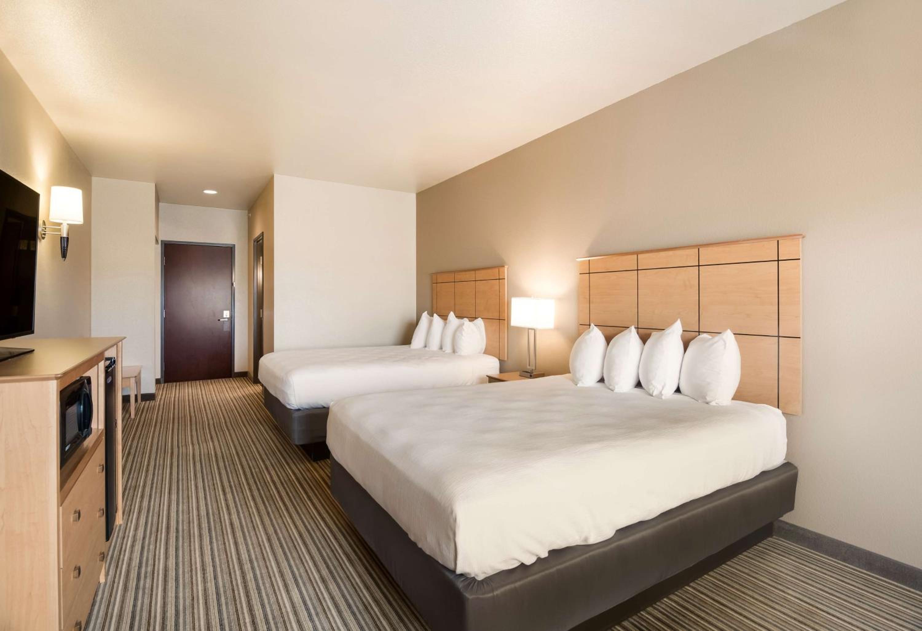 Queen Room with Two Queen Beds - Non-Smoking photo 3