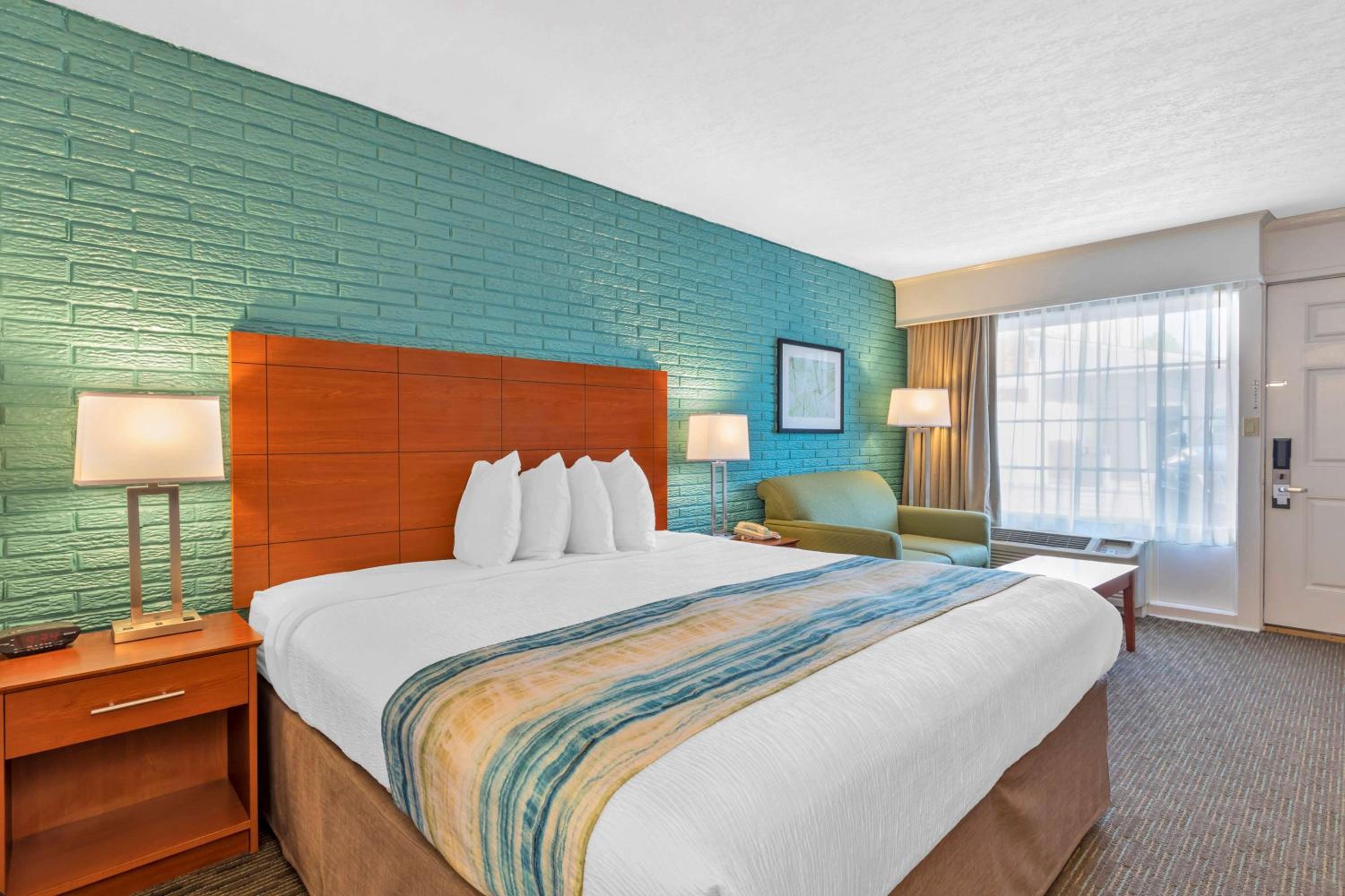 King Room - Non-Smoking - Photo 5