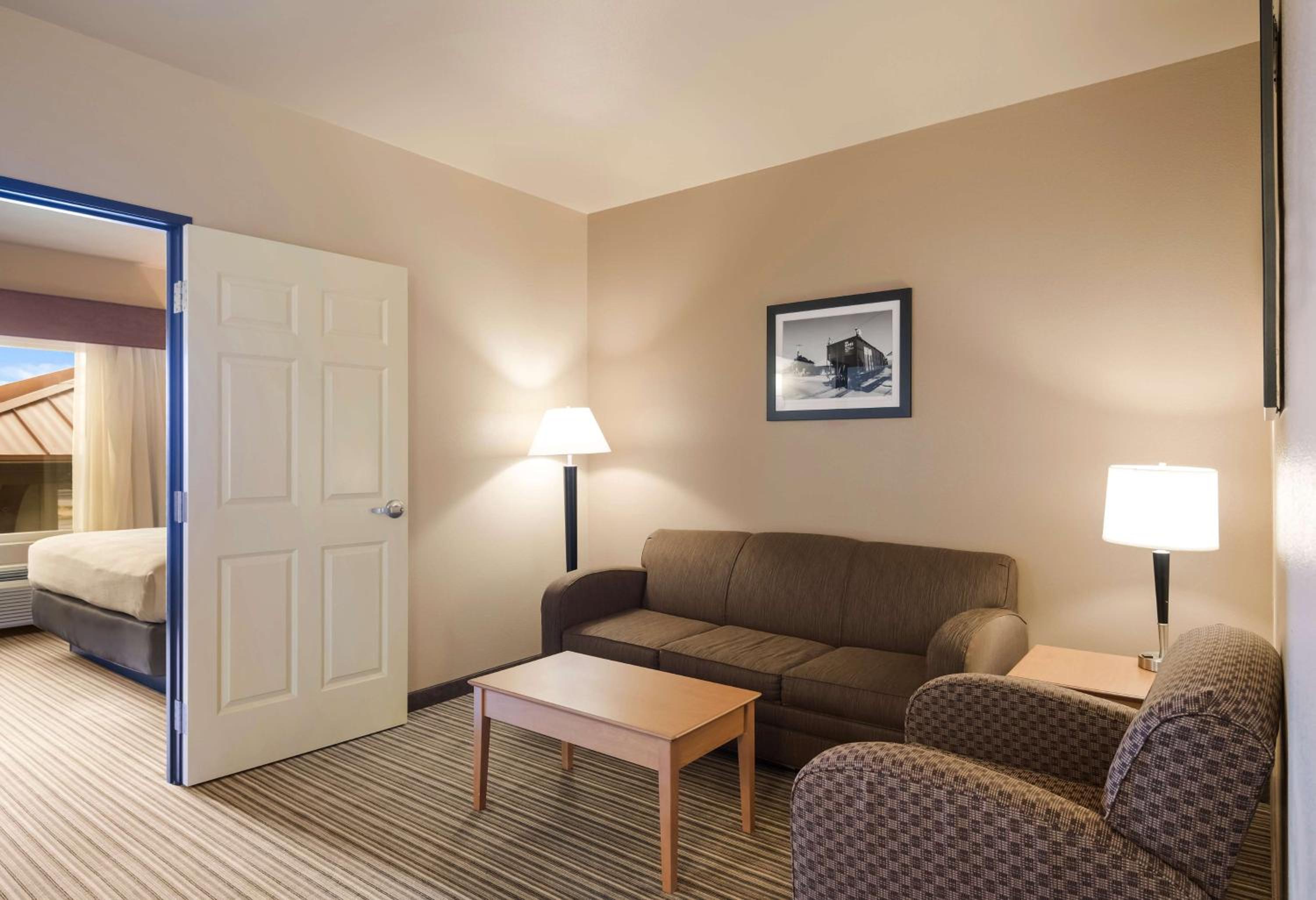 Large King Suite with Sofa Bed - Non-Smoking photo 3
