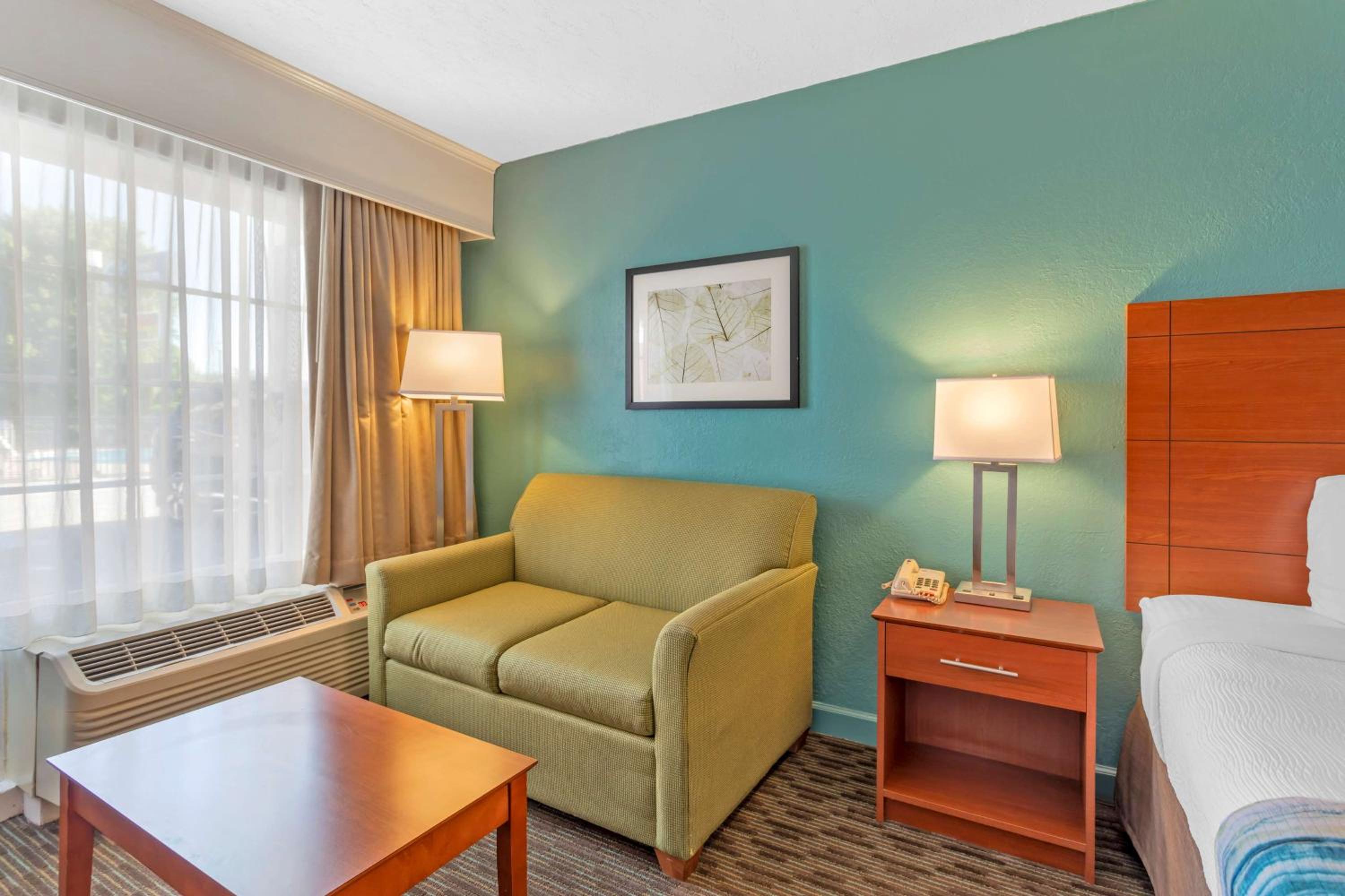 King Room - Non-Smoking - Photo 1