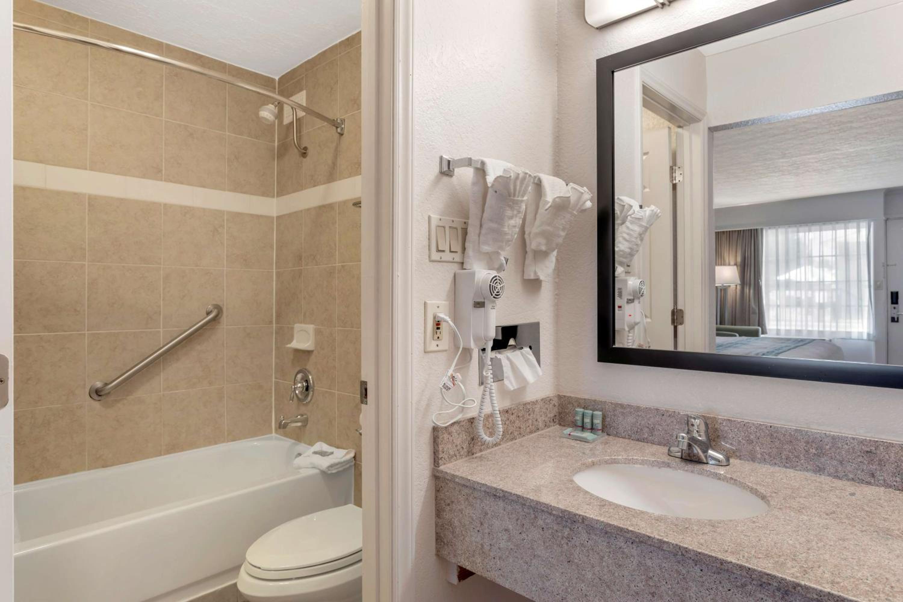 Double Room with Two Double Beds - Smoking - Photo 6