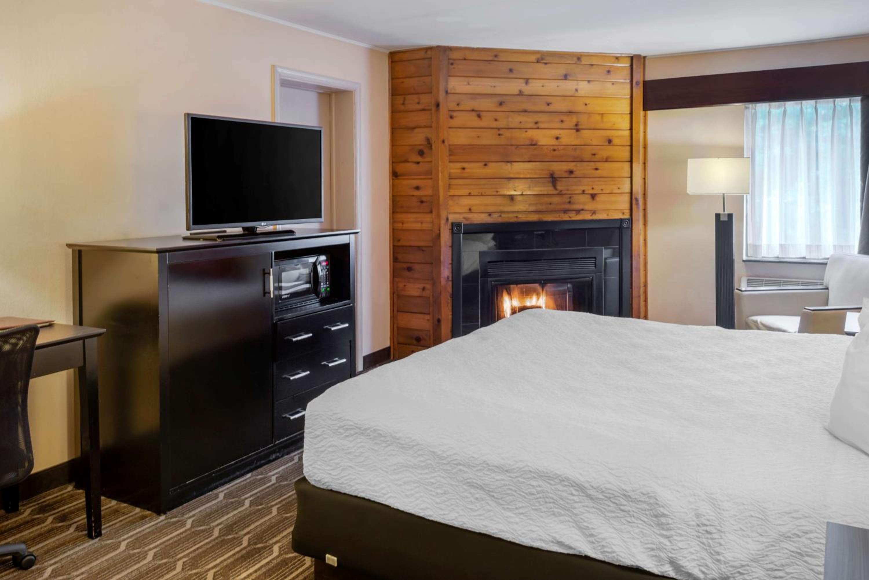 King Room with Jetted Tub and Fireplace - Non-Smoking - Photo 2