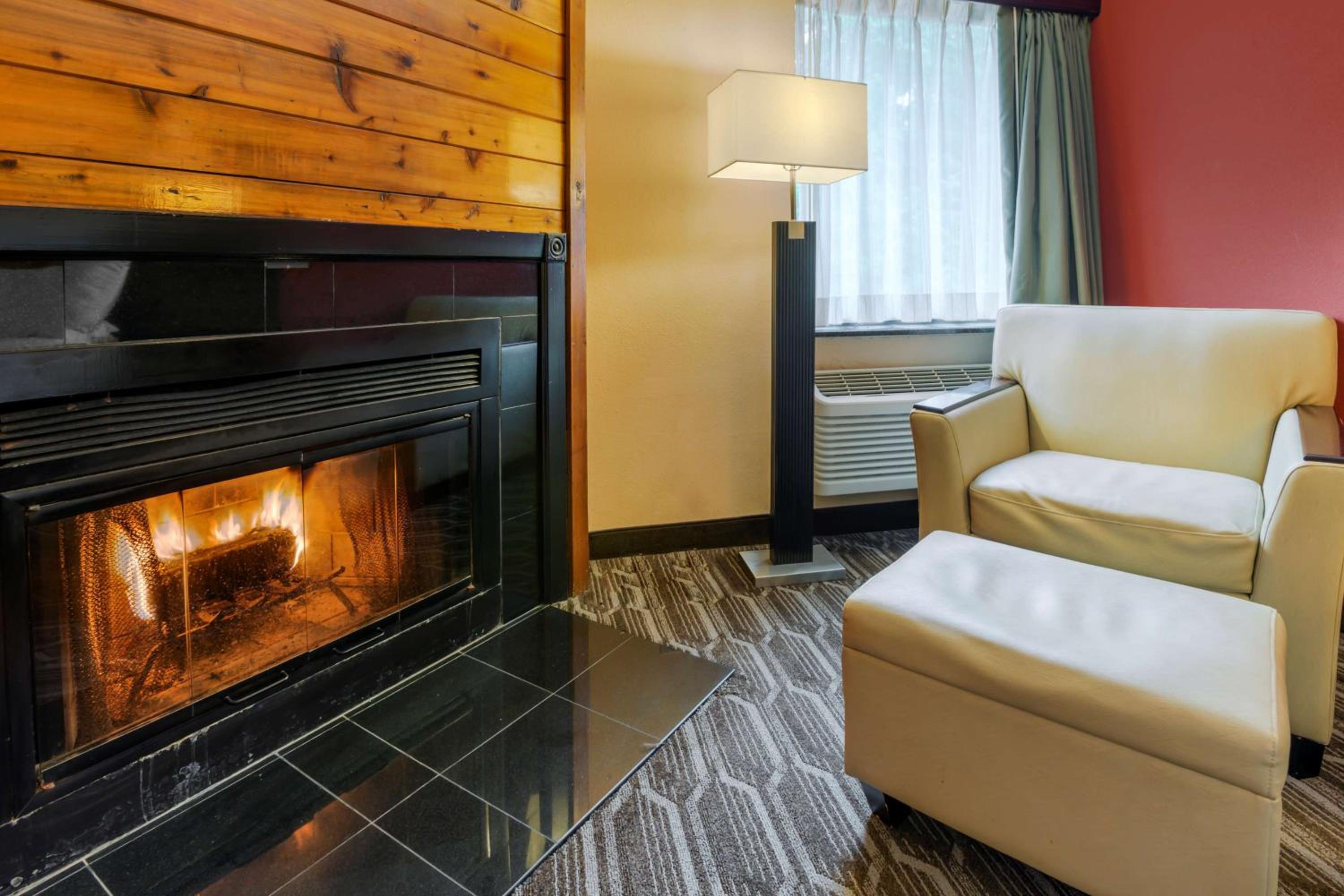 King Room with Jetted Tub and Fireplace - Non-Smoking - Photo 3