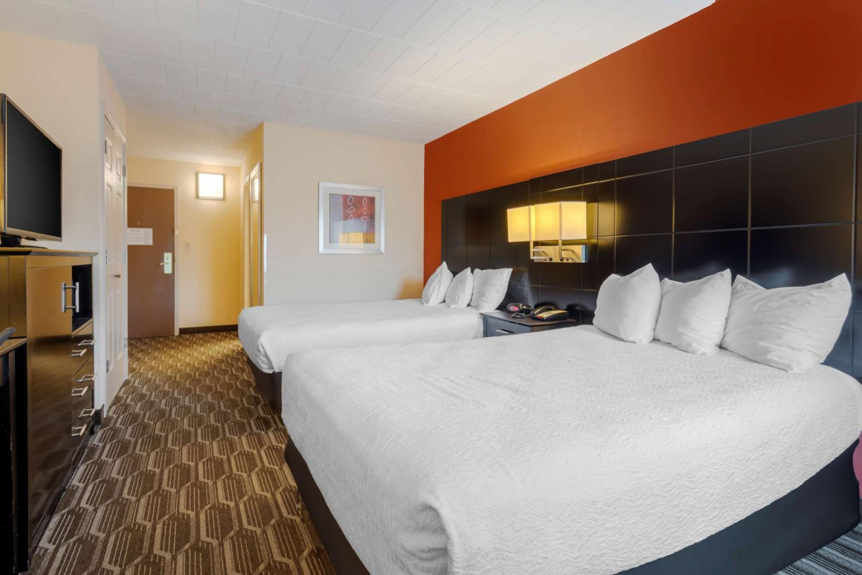 Double Room with Two Double Beds and Roll-In Shower - Disability Access/Non-Smoking - Photo 5