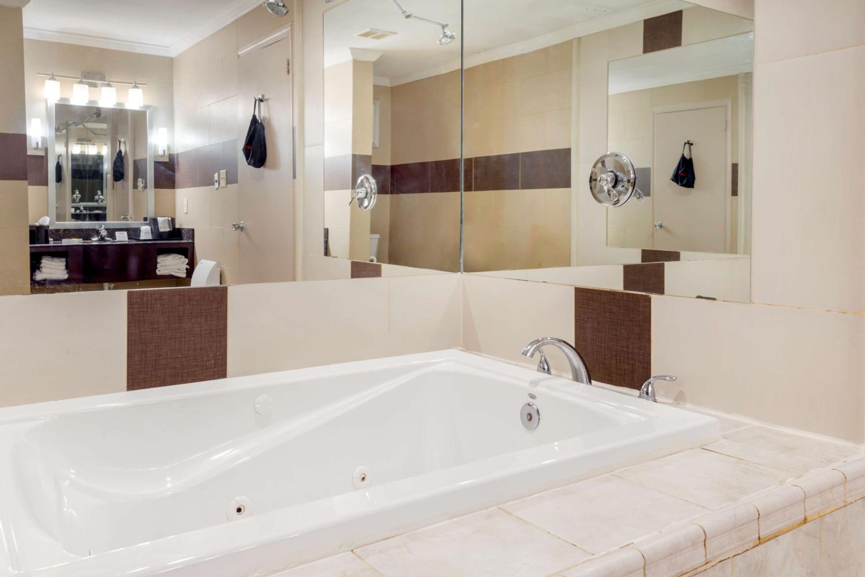 King Room with Jetted Tub and Fireplace - Non-Smoking - Photo 4