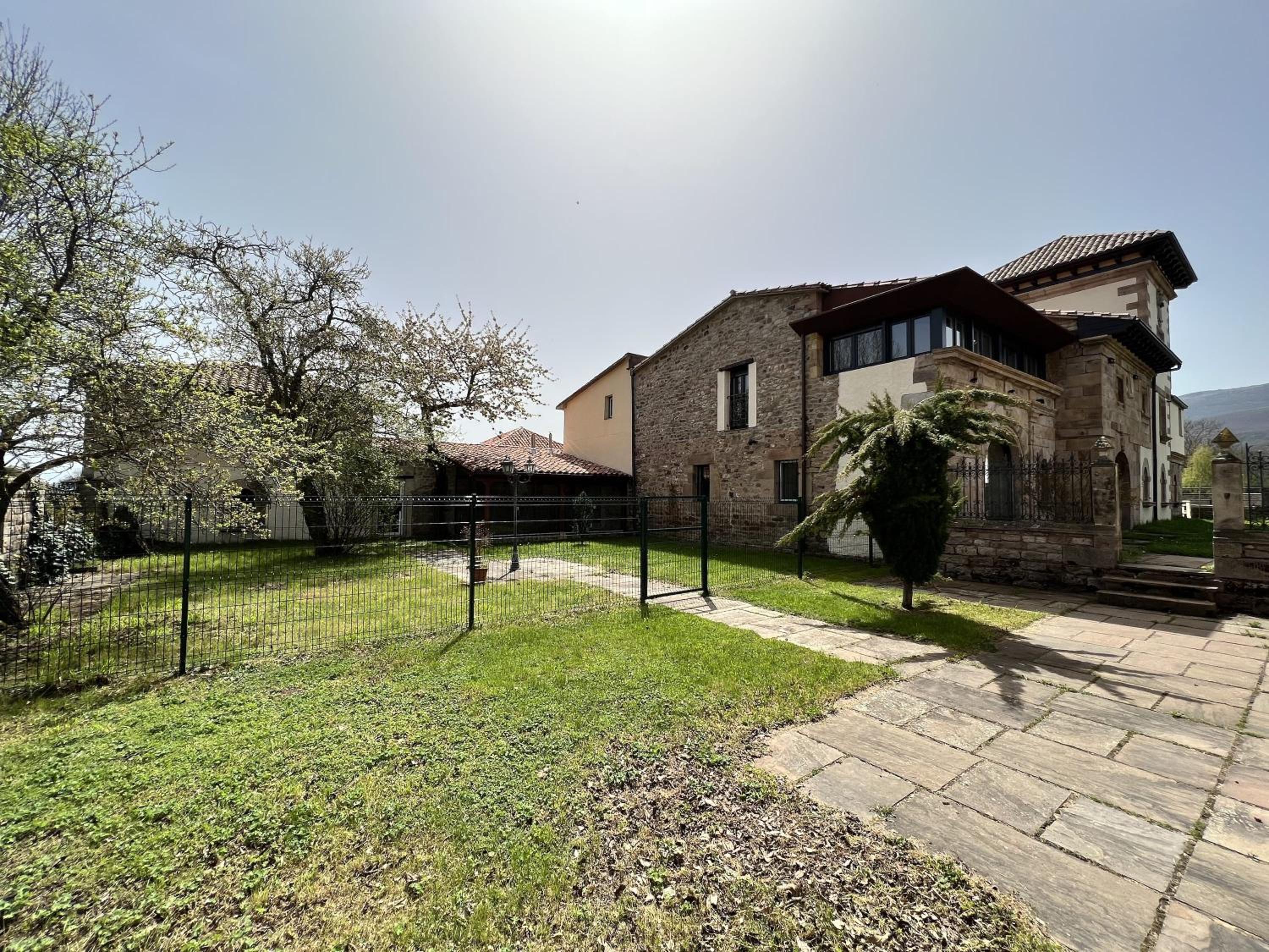 Five-Bedroom House photo 3
