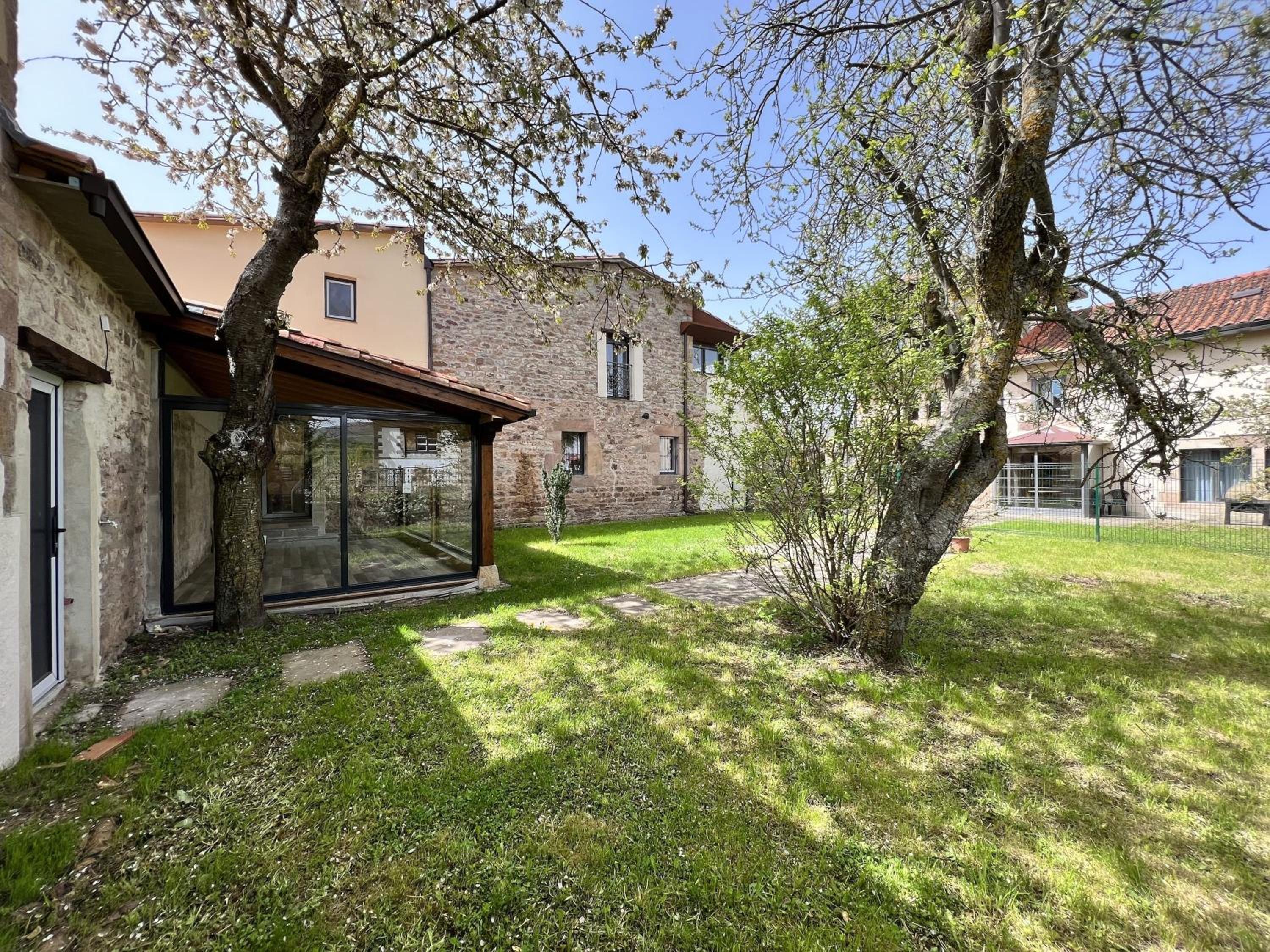 Five-Bedroom House photo 2