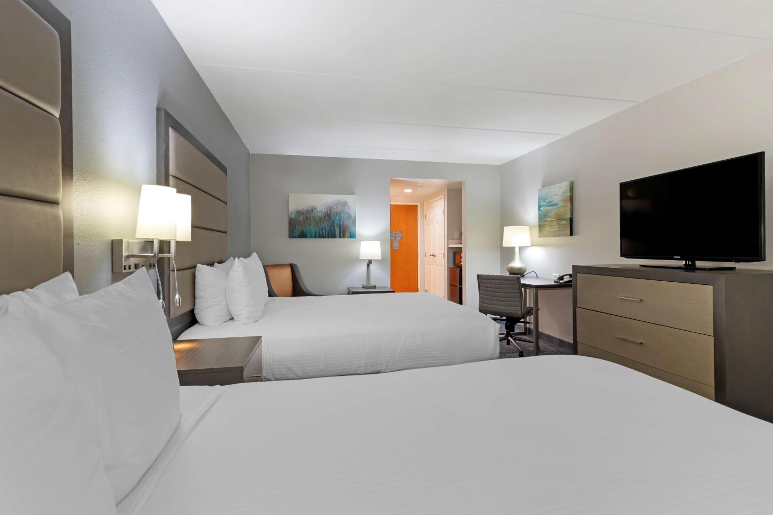 Queen Room with Two Queen Beds - Photo 4