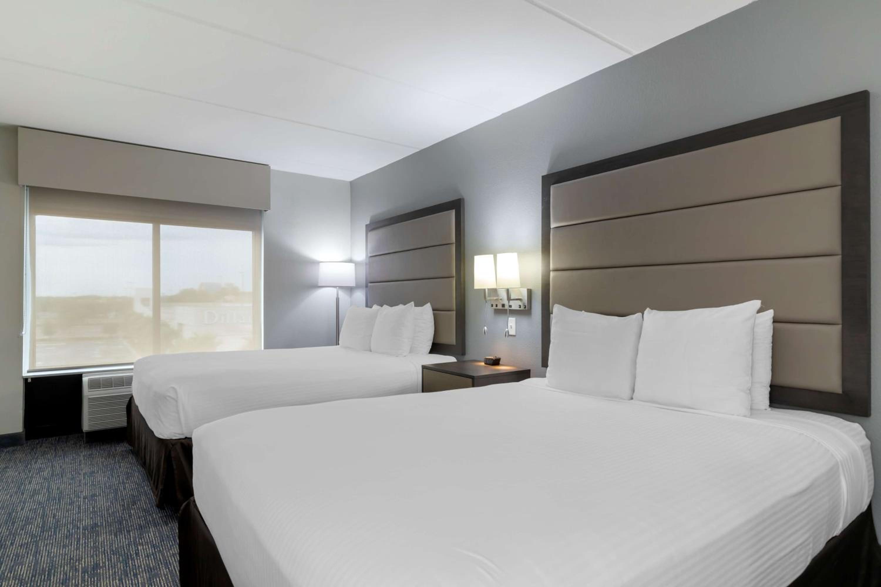 Queen Room with Two Queen Beds - Photo 2