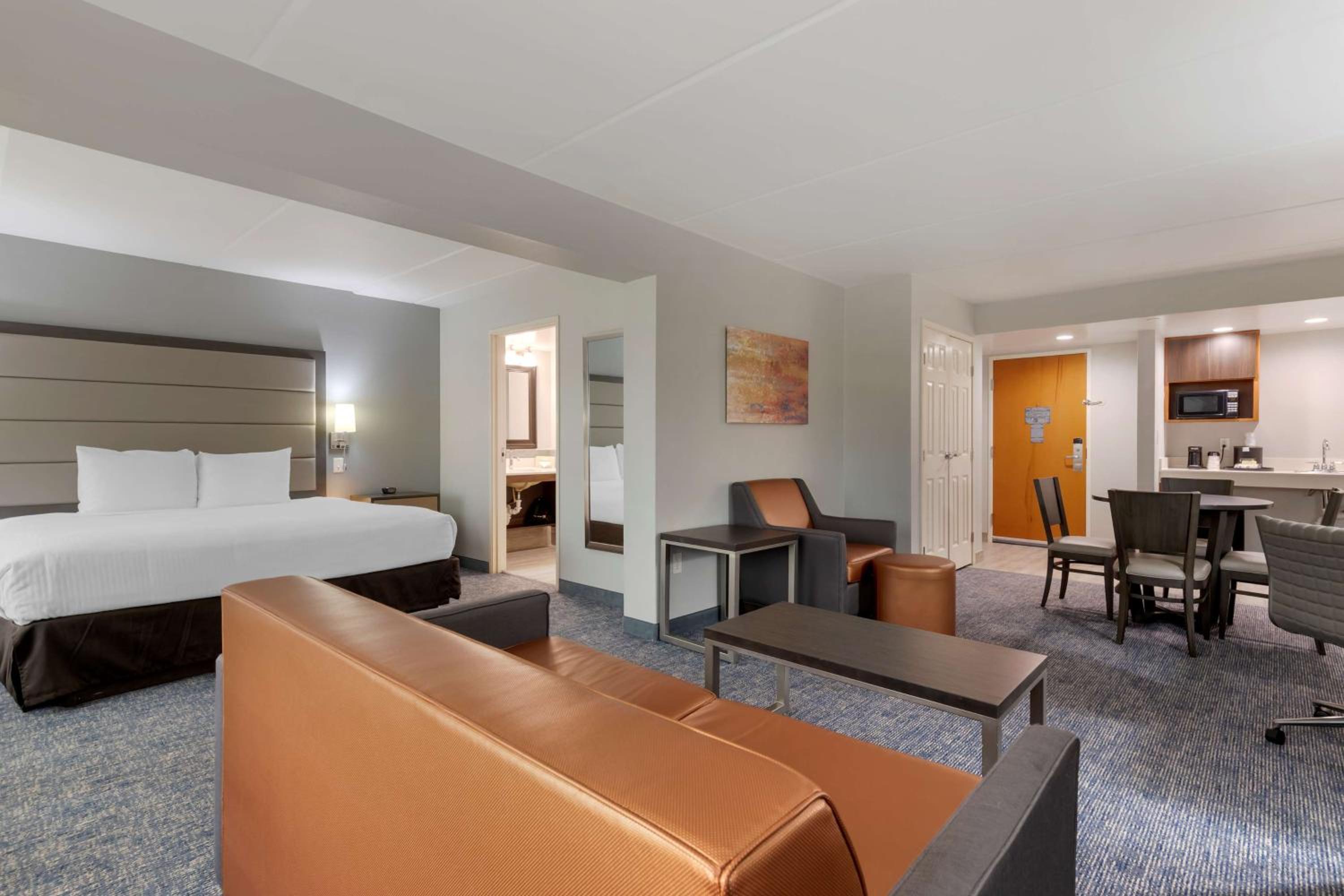 King Suite with Spa Bath - Non-Smoking - Photo 2